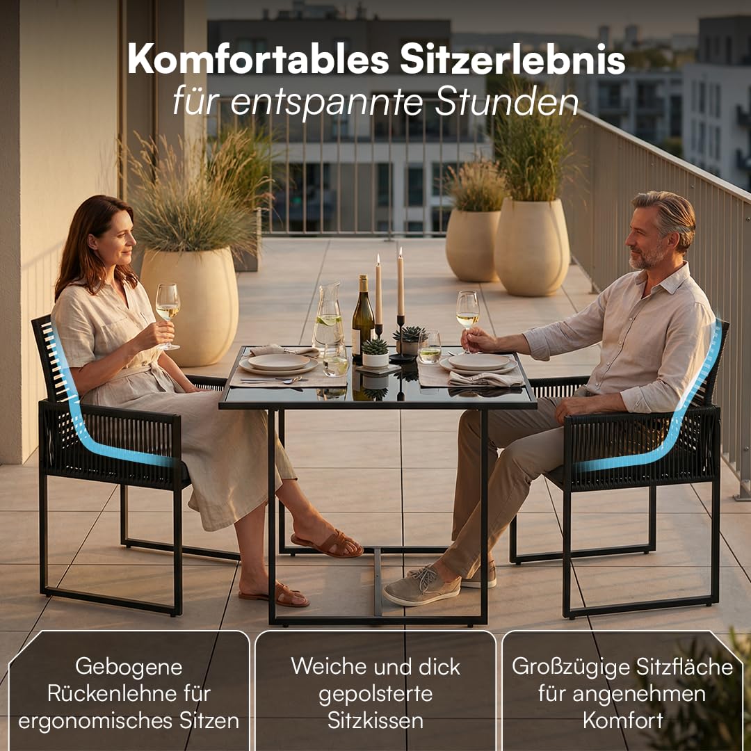 STEELSØN Kynaris Essgruppe 3-teilig schwarz – Balkonset mit 2 Stühlen und Tisch – Gartengarnitur wetterfest – Rattan Sitzgruppe mit klappbaren Stühlen – Terrassenmöbel Set mit Glasplatte & Sitzkissen