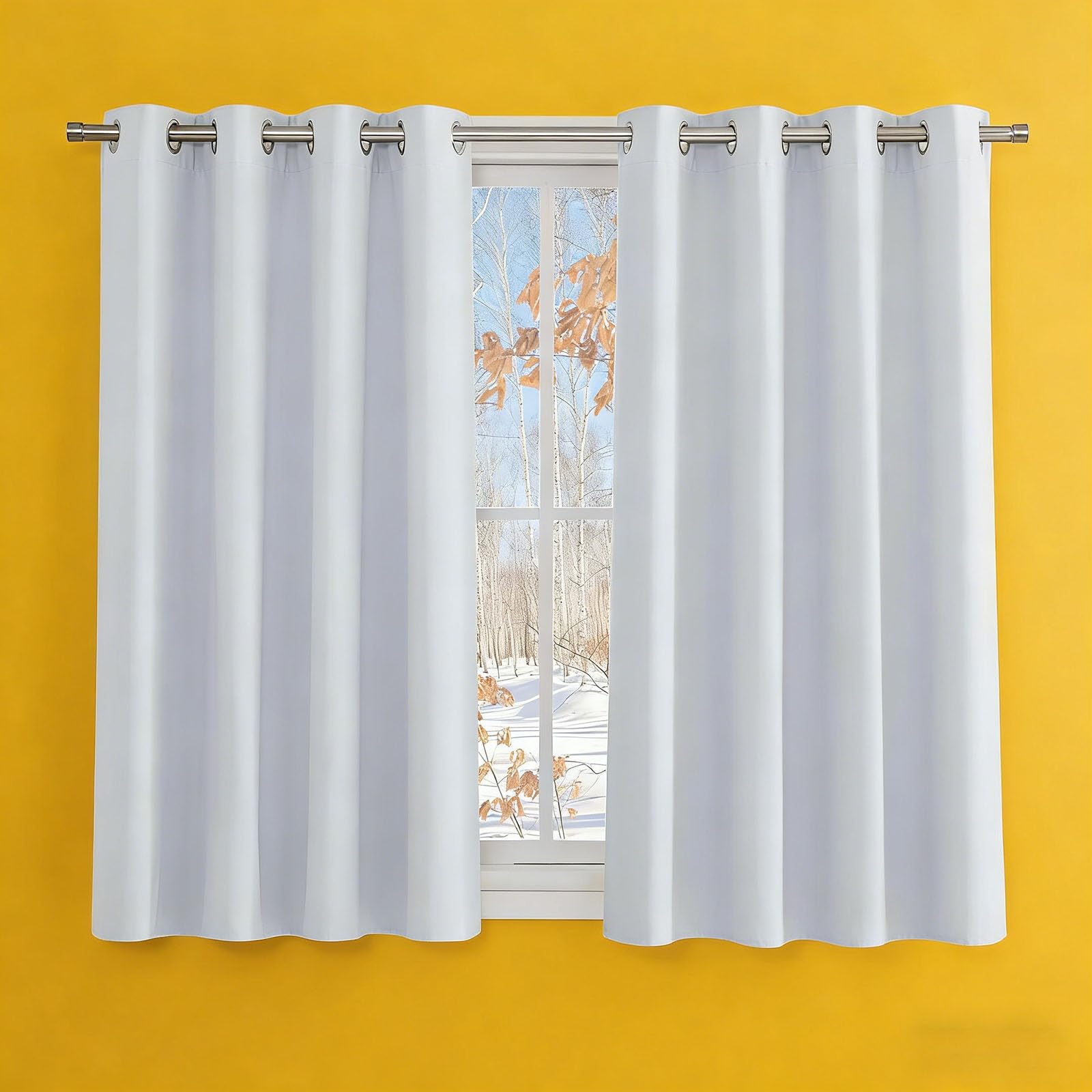 Rideau occultant de chambre blanc pour créer une ambiance moderne avec draperies à oeillets