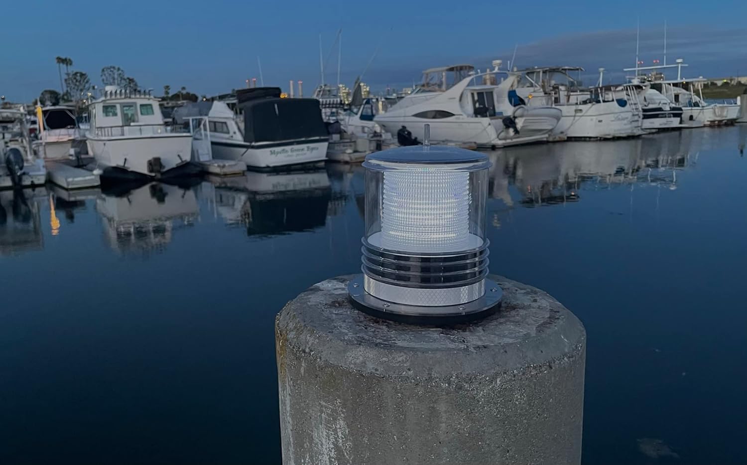 Solar Dock Warning Light - Waterproof Solar Dock Lighting - Constant On or Flashing 360 Degree Lighting - Cool White LED