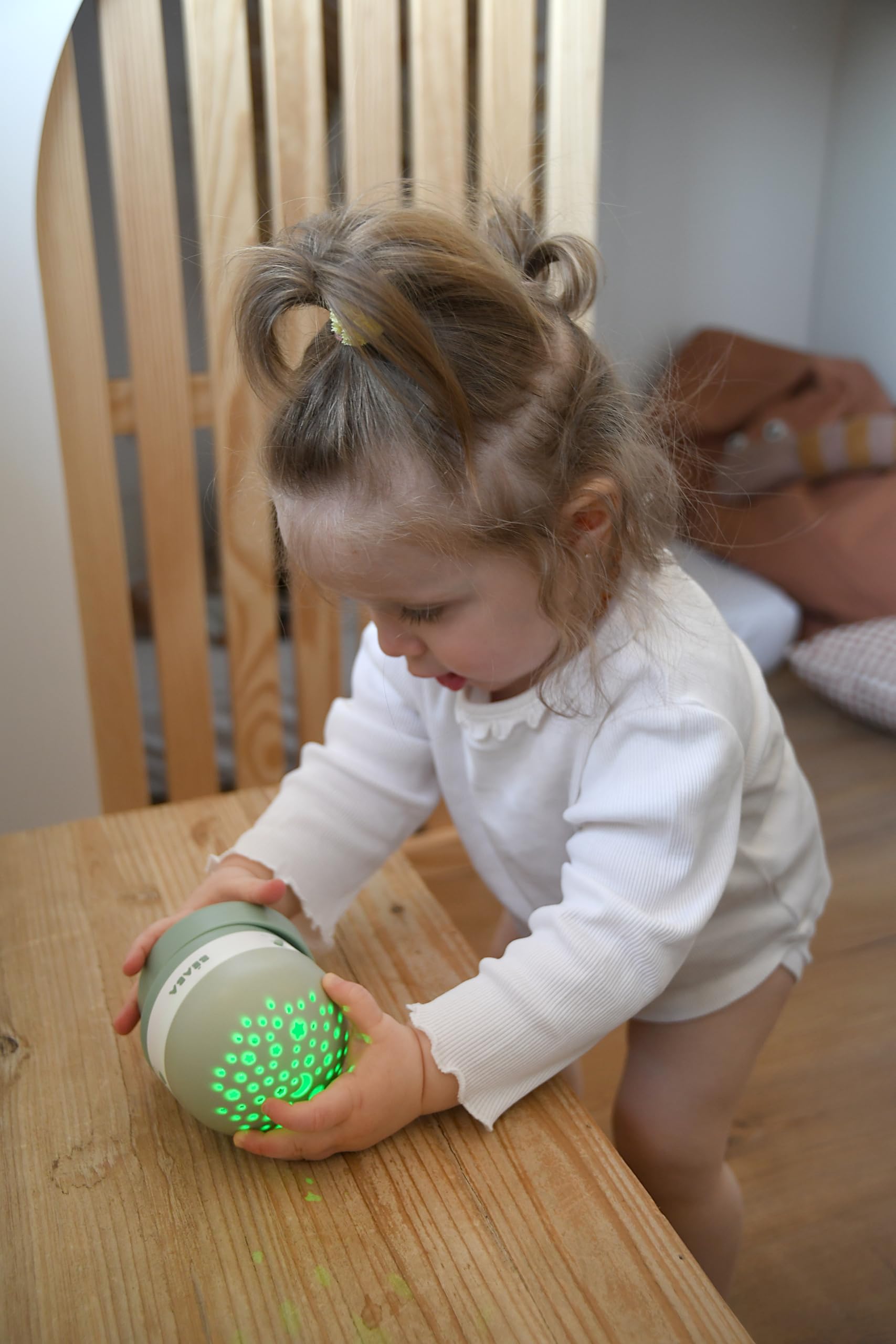 BÉABA, Veilleuse Bébé avec Ciel Étoilé 3 Couleurs, 9 Sons Relaxants (4 Nature, 4 Berceuses,1 Bruit Blanc), Détecteur de Pleurs, Autonomie 100h, Recharge USB, Transportable, Pixie Projector, Vert Sauge
