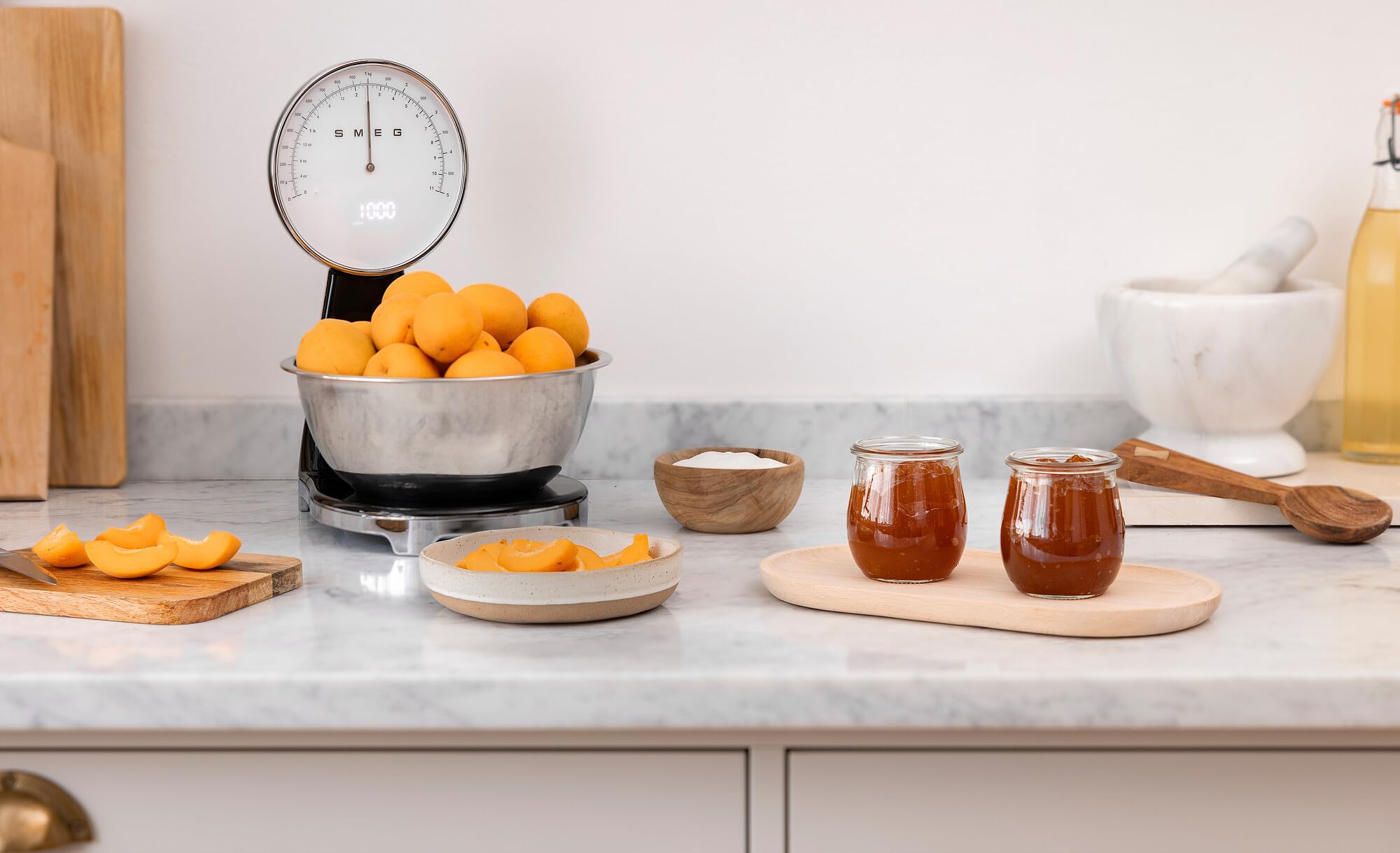 SMEG Báscula de cocina analógica y digital de estilo retro, capacidad de 11 libras, batería recargable, pantalla LCD retroiluminada, cuenco de acero inoxidable (negro)