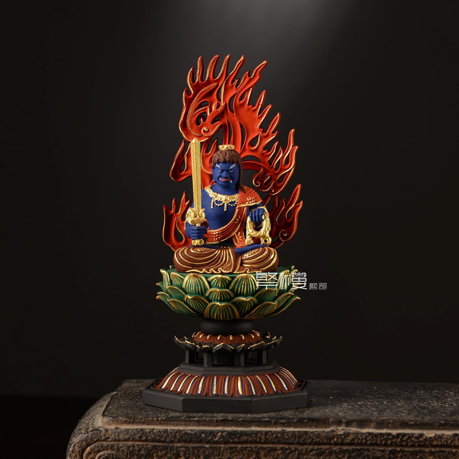 繁樓藝雕 仏像 不動明王 仏壇仏像 柘植の木 木彫り 極彩色絵 蓮華台座 火炎光背 酉年 守り本尊 祈る 厄除け（高さ17cm&times;巾8