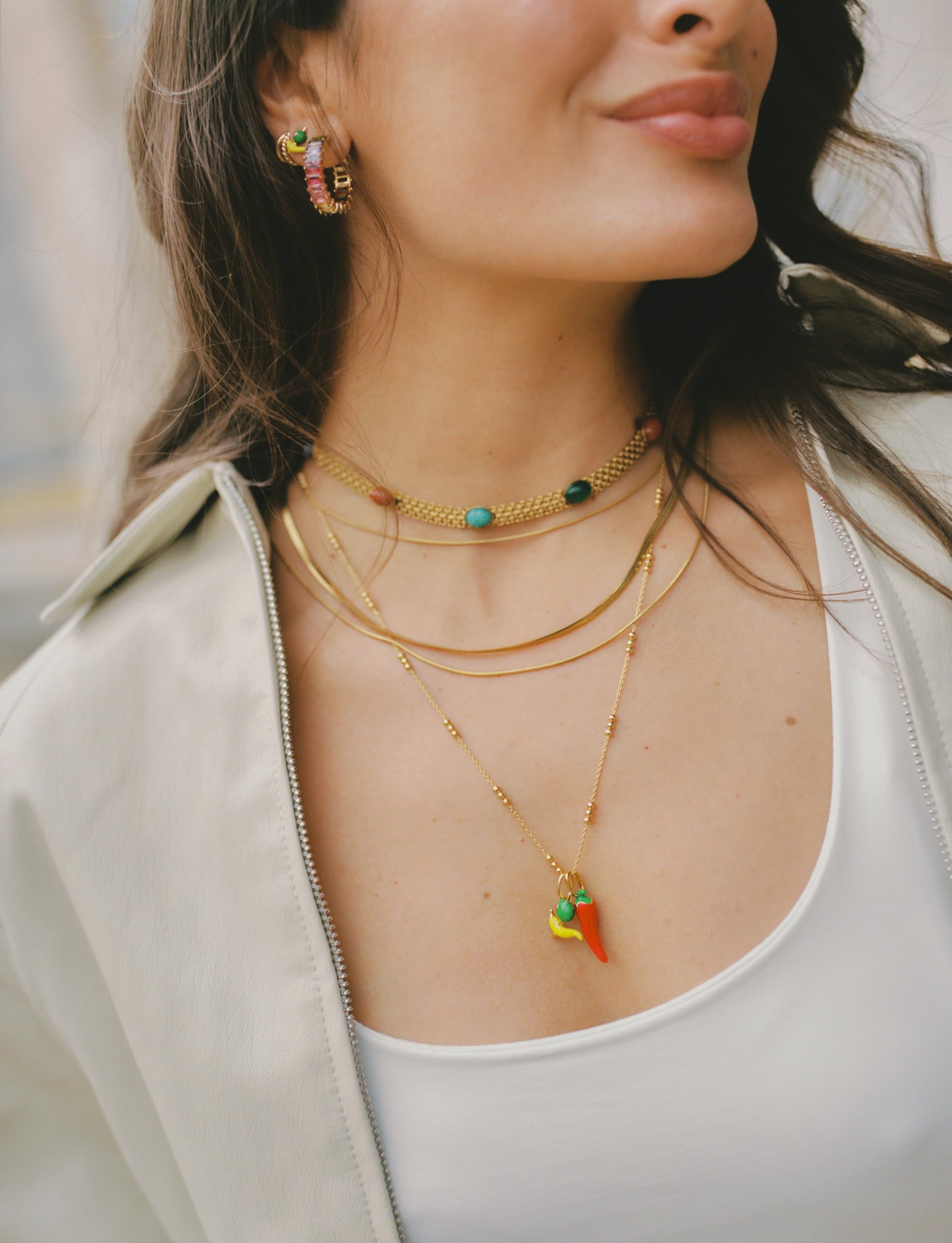 SINGULARU - Charm Piparra o Gilda. Latón con Baño en Oro de 18 Kt y Enamel. Joyas Para Mujer.