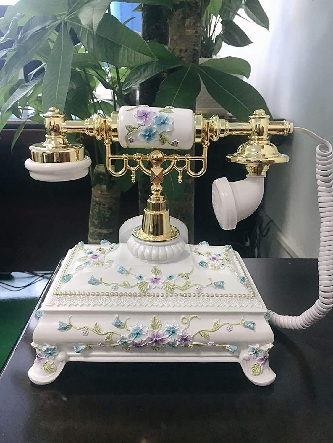 Telefon stacjonarny w stylu antycznym, europejski telefon retro z autentycznym dzwonkiem i przyciskiem do wybierania numerów, do dekoracji wnętrz