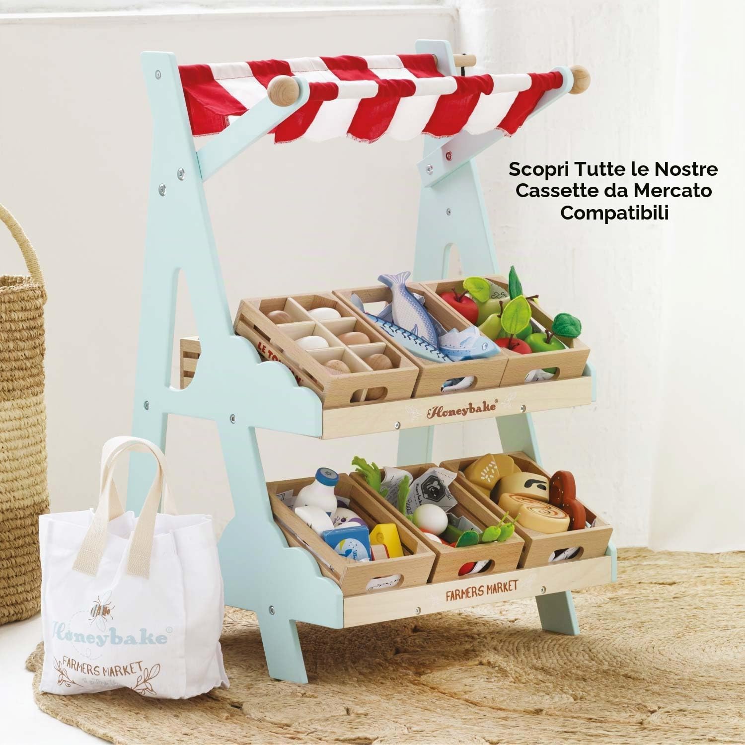 Le Toy Van - TV181 - Gioco educativo banco del Mercato, per Bambini dai 3 Anni, Include Borsa della Spesa in Canvas e Cassetta con Mele e pere, Giocattolo Ecologico Montessori