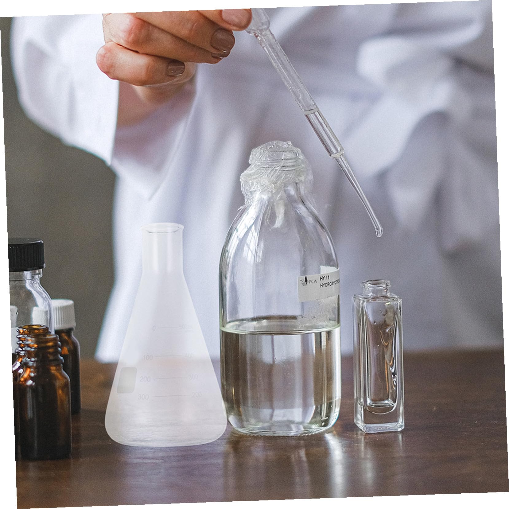 Dickwandiger Erlenmeyerkolben 4 Stück aus Glas für Schulexperimente | Klarer Skala, ohne Grate, Standardgröße, Zufällige Ausführung für Schüler im Chemieunterricht