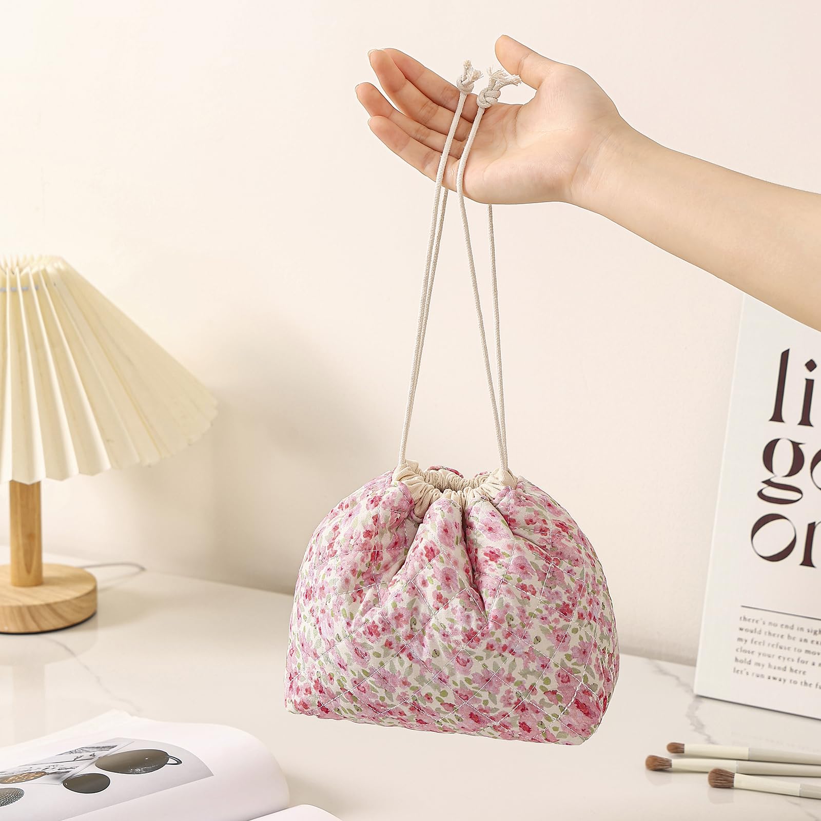 RSRSLEII Kleine Make-up-Tasche aus Baumwolle, gesteppt, mit Kordelzug, süße Kokette-Kosmetiktasche mit Leinenfutter, ästhetische Reise-Kulturbeutel für Geldbörse, Geschenk für Mädchen und Frauen, 03