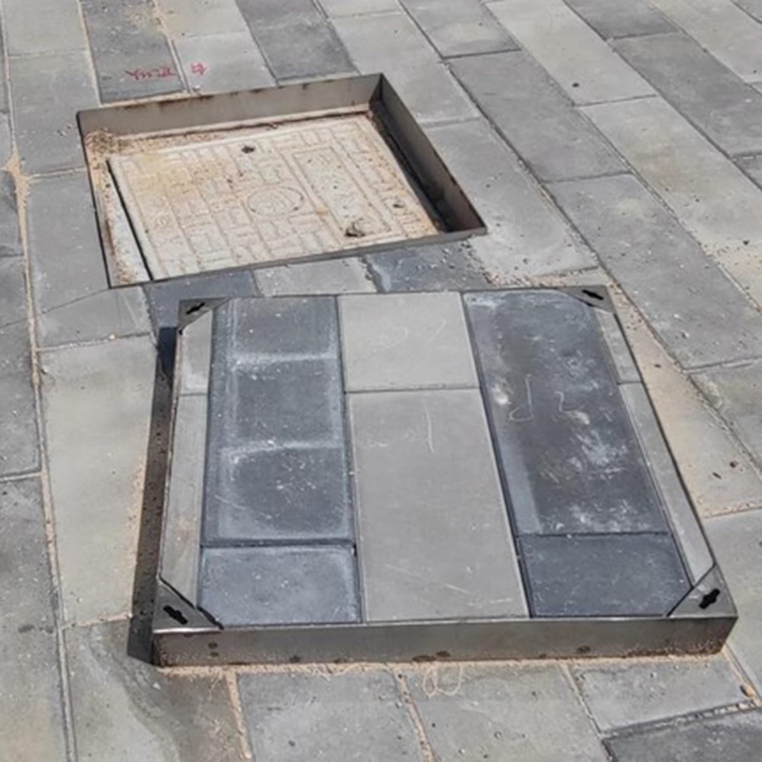 Cadre et couvercle de caniveau 30x30x5 cm en acier inoxydable invisible pour regard