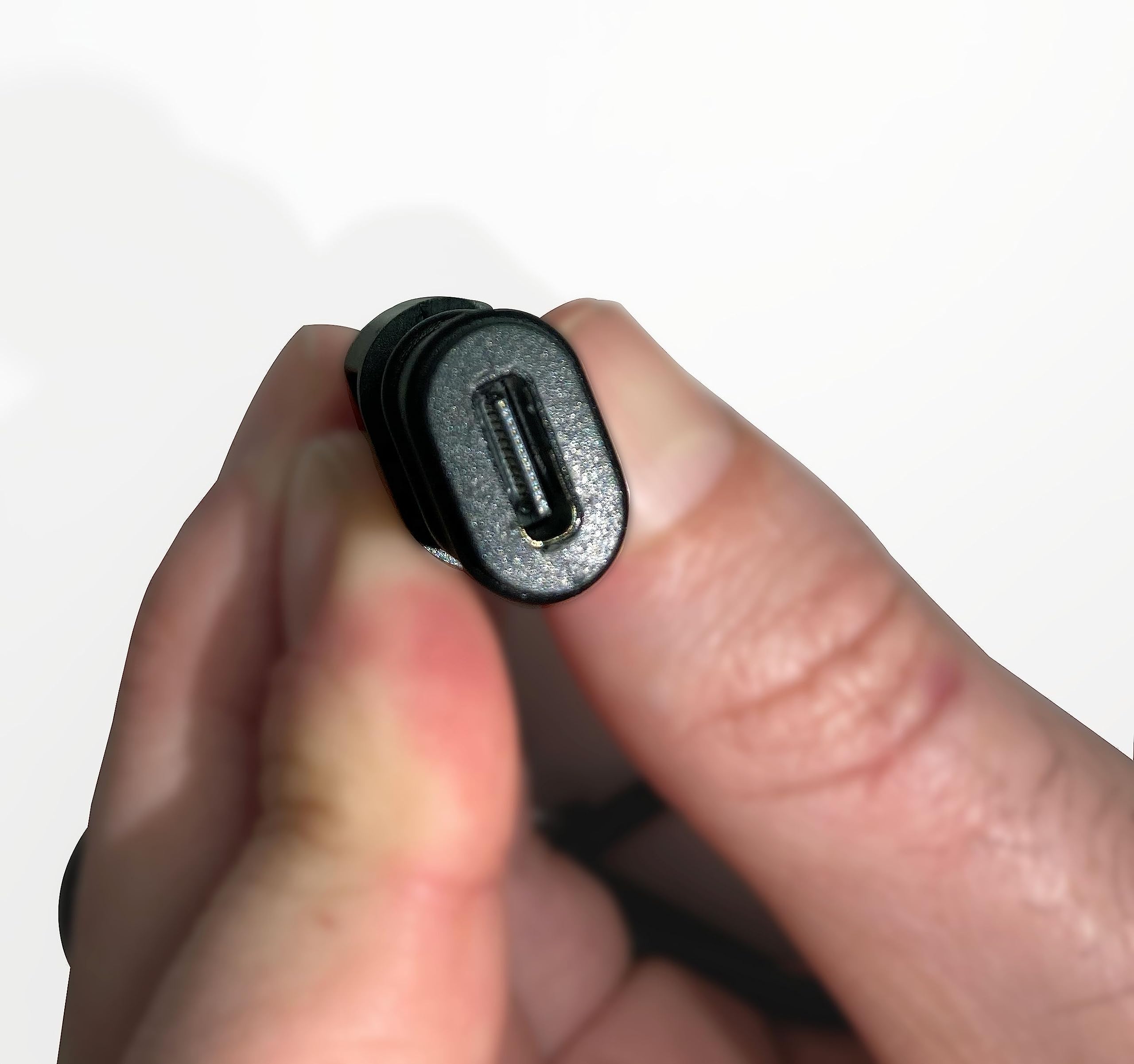 OptiMate USB O-118- Caricabatterie intelligente in linea da 3300mA USB-C, con modalità standby e monitoraggio della batteria del veicolo.