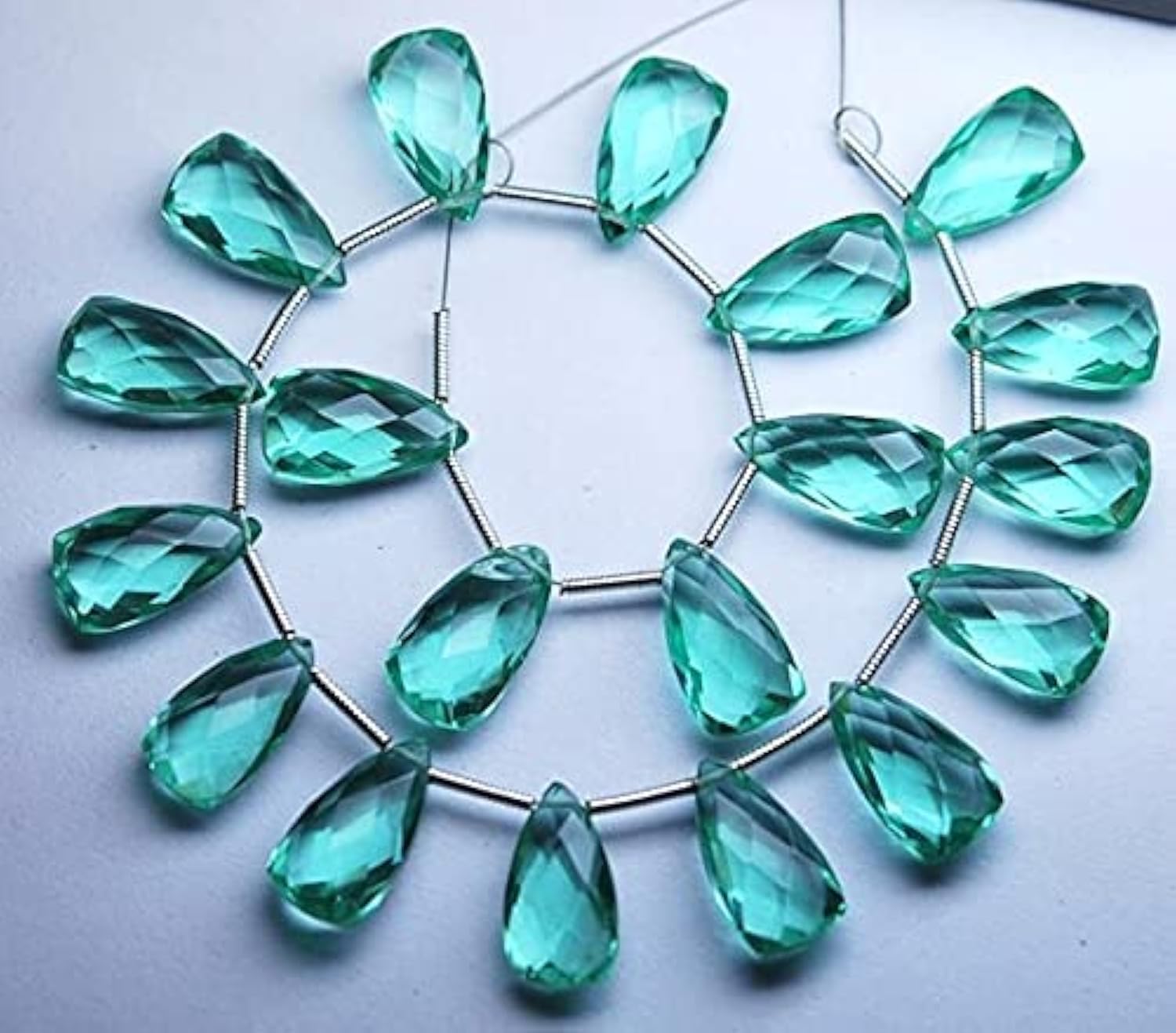 Quartz fluorite briolette en pyramide taillée pour bijoux raffinés