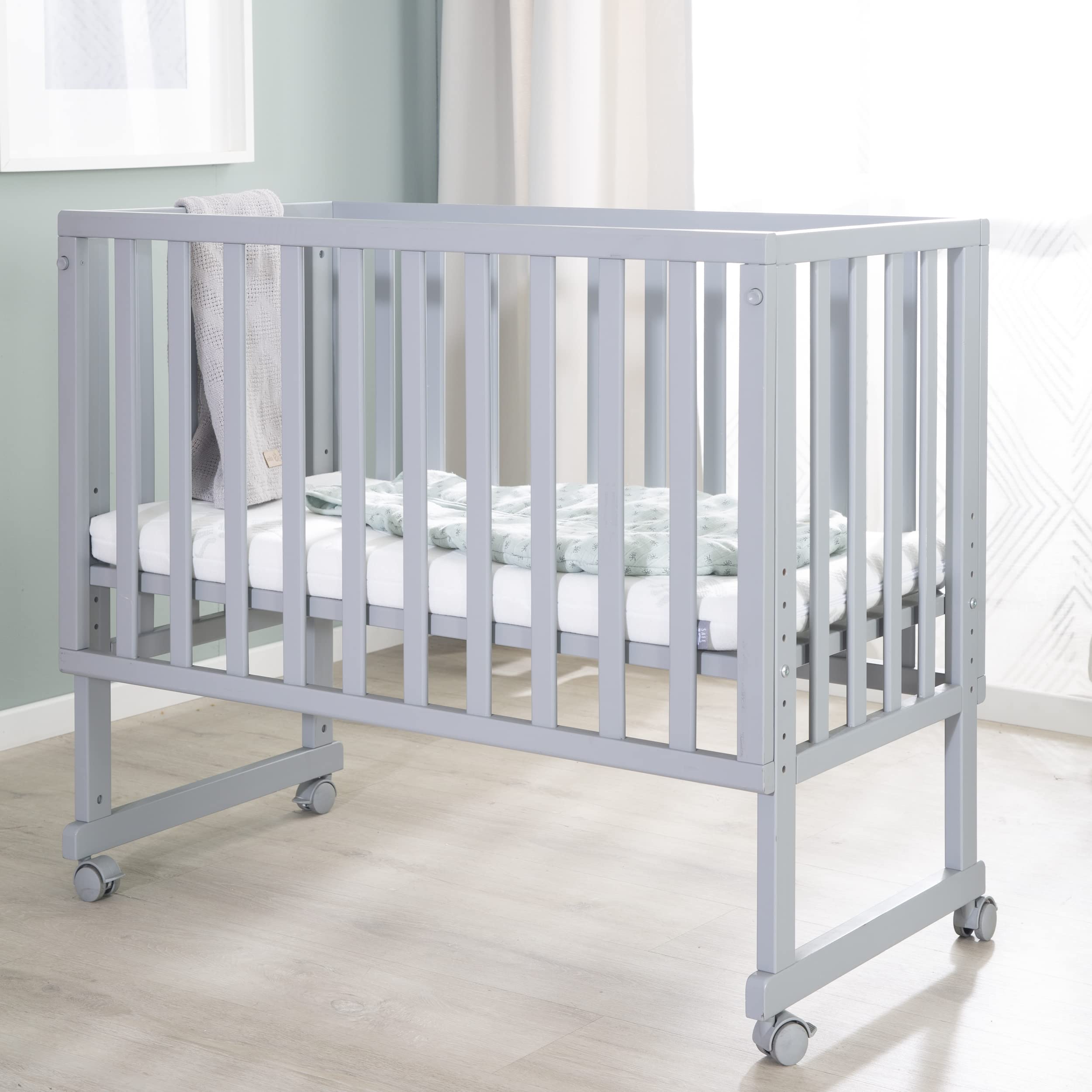 oba Stuben- und Beistellbett safe asleep® 3 in 1-45 x 90 cm - Höhenverstellbar - Komplettes Anstellbett mit Matratze + Canvas Barriere - Bett Set für Babys - Holz taupe/grau