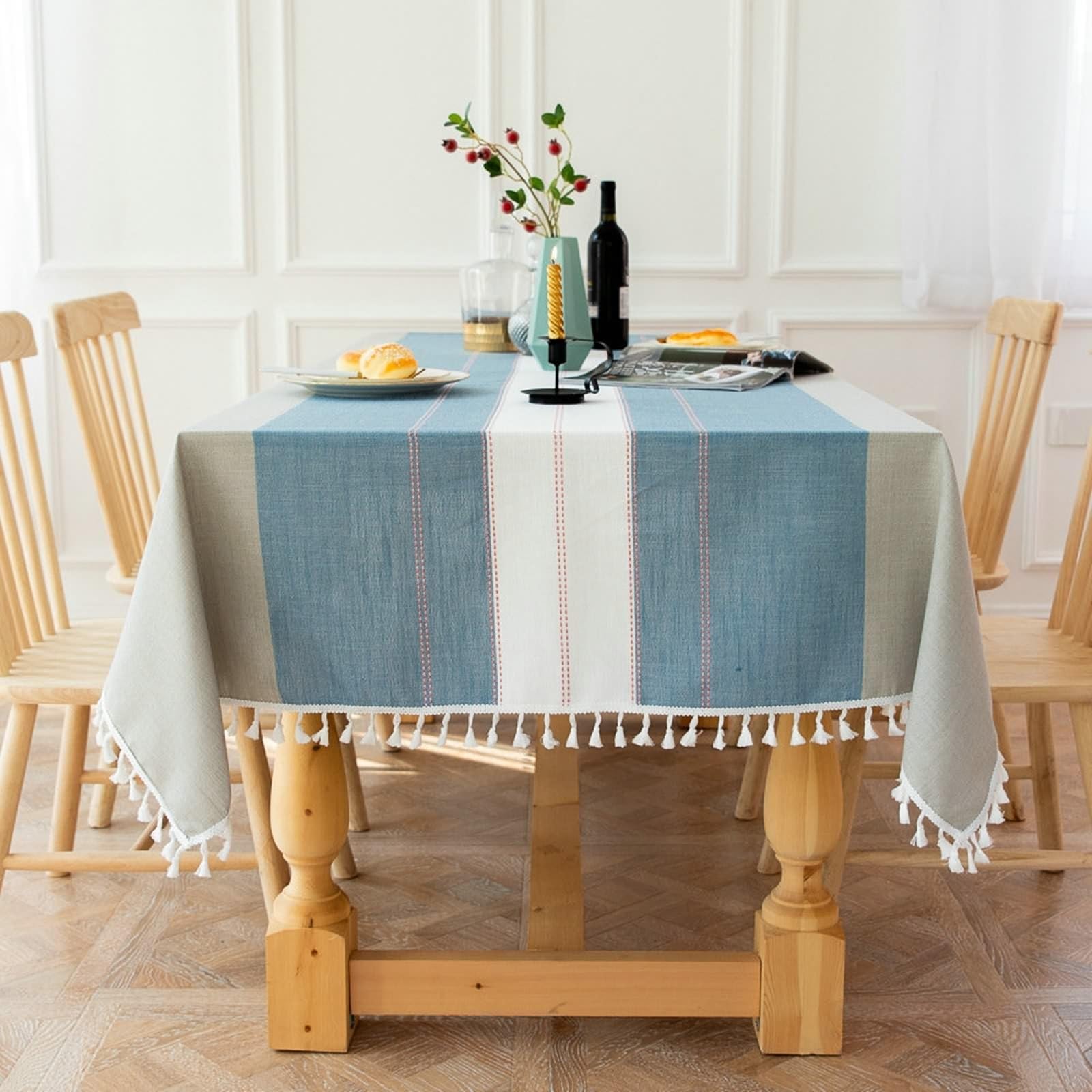 Nappe anti-taches imperméable 140x140 cm à rayures avec pompons pour un entretien facile