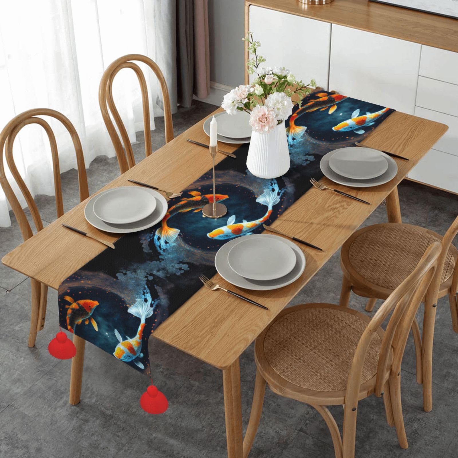 Chemin de table de Noël festif avec pompons pour créer des souvenirs inoubliables