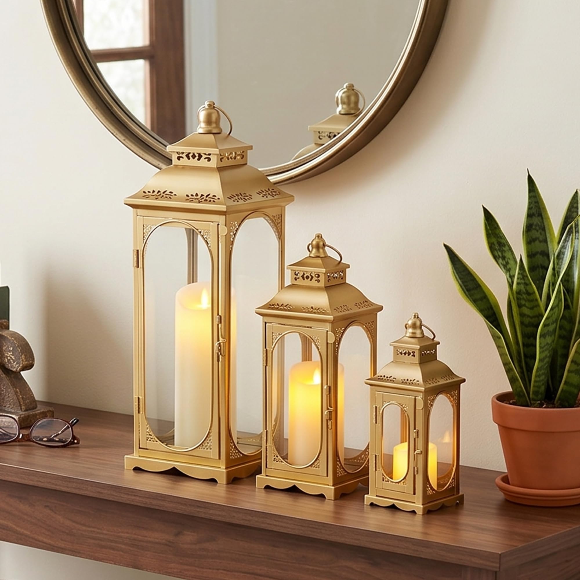 TRIROCKS Set mit 3 Vintage-Kerzenlaternen, 26/35/50 cm hoch, dekorativer Kerzenständer aus Metall mit gehärtetem Glas für Wohnzimmer, Heimdekoration, Garten, Hochzeiten, drinnen und draußen (Gold)