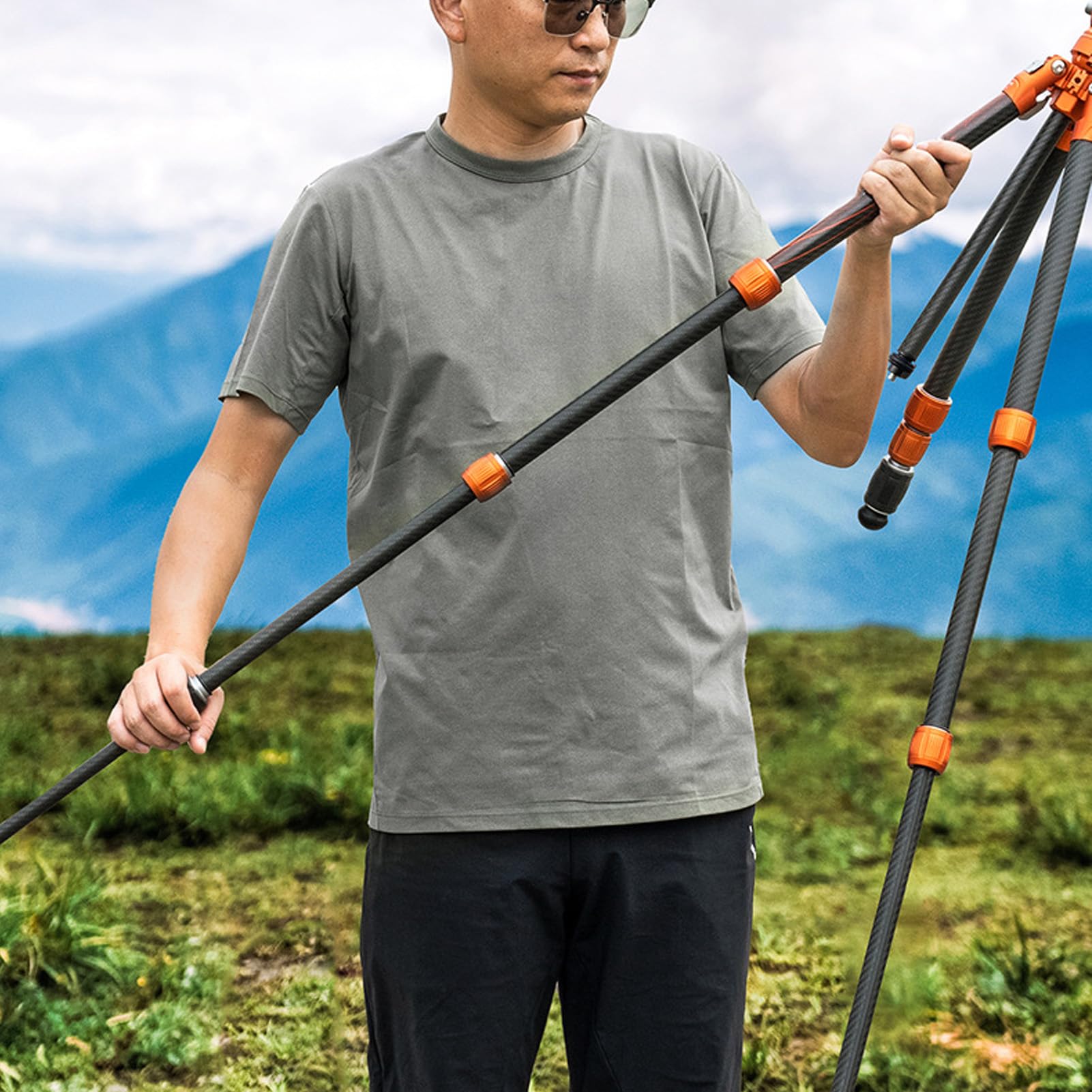 Trípode Ligero de Fibra de Carbono de 60,83 Pulgadas con Cabezal Fluido, Cabezal Panorámico de Bola para DSLR, Carga de hasta 60 Kg, Color Naranja para Vistas Panorámicas