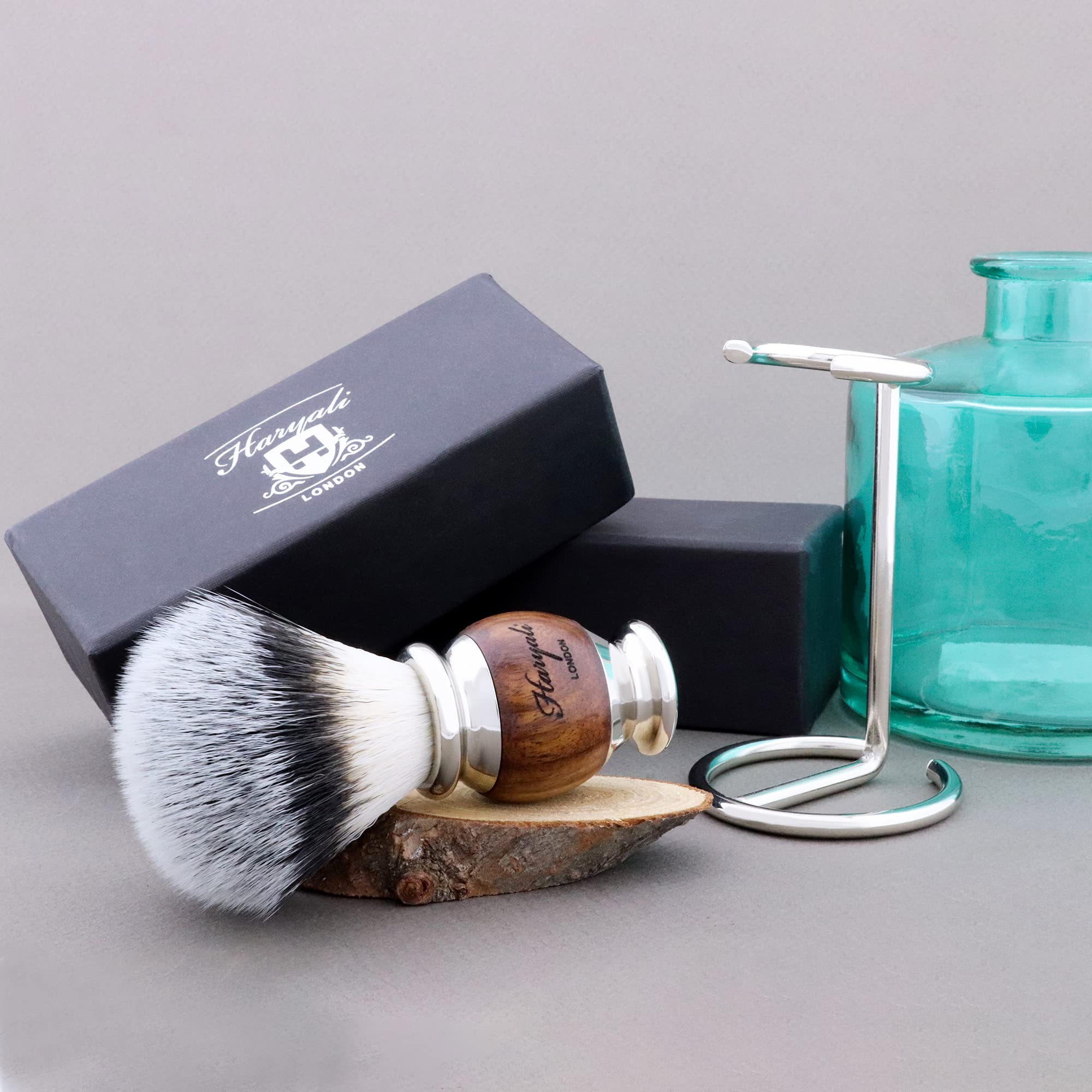 Haryali London Set di pennelli da barba sostenibili, pennelli da barba in legno e acciaio inox, pennello da barba sintetico, supporto per rasoio in acciaio inox, supporto per pennello da barba