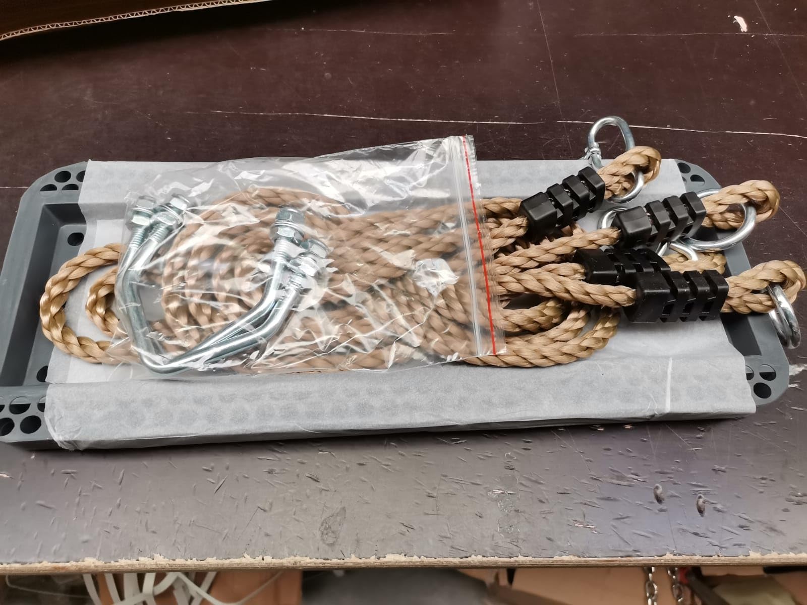 Seduta per altalena in gomma rinforzata con corda e anelli zincati – resistente agli agenti atmosferici, antiscivolo, con piastra metallica – Sedile per altalena da esterno per bambini e giardino