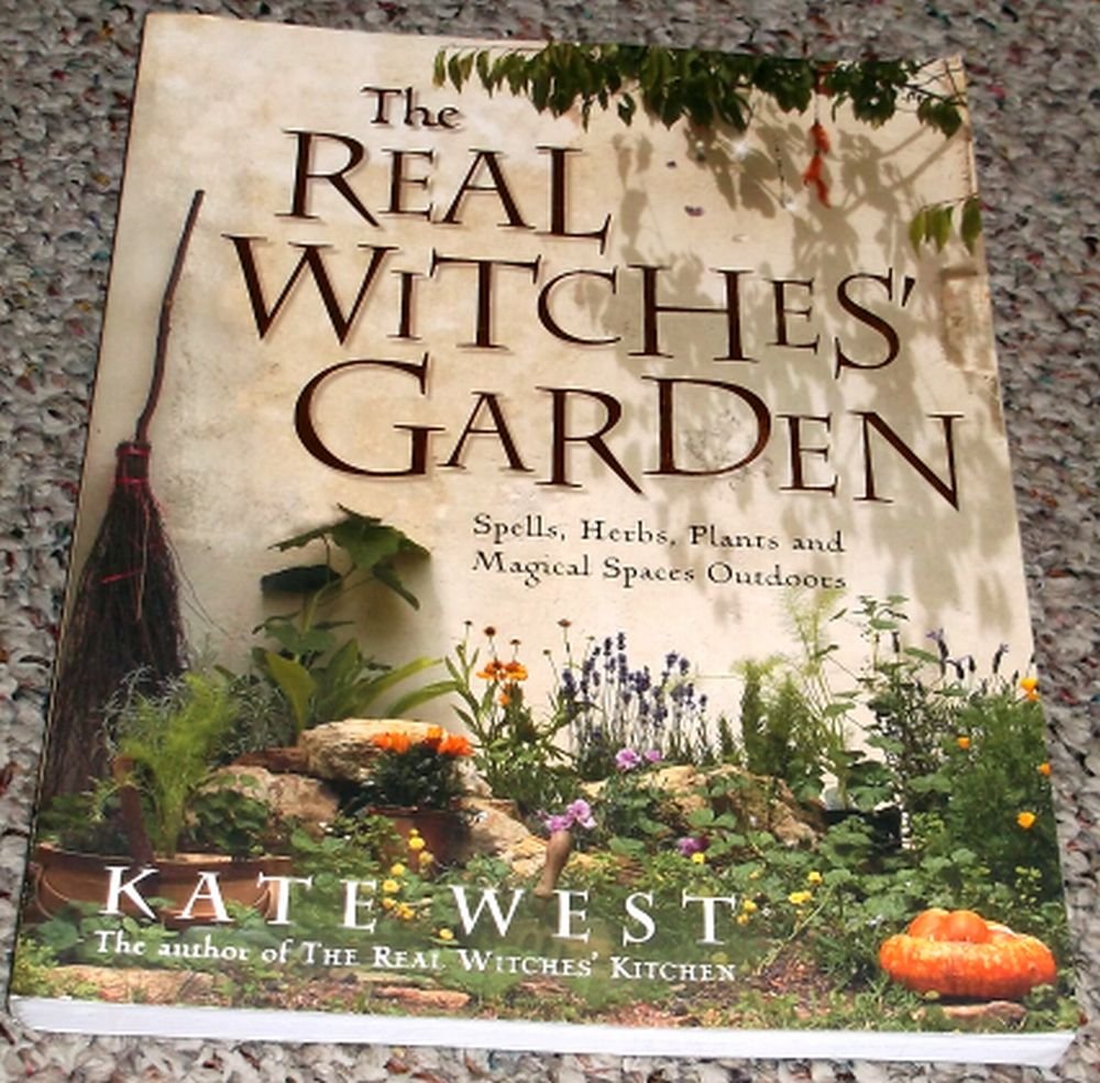 The Real Witches' Garden: Spells, Herbs, Plants and Magical Spac