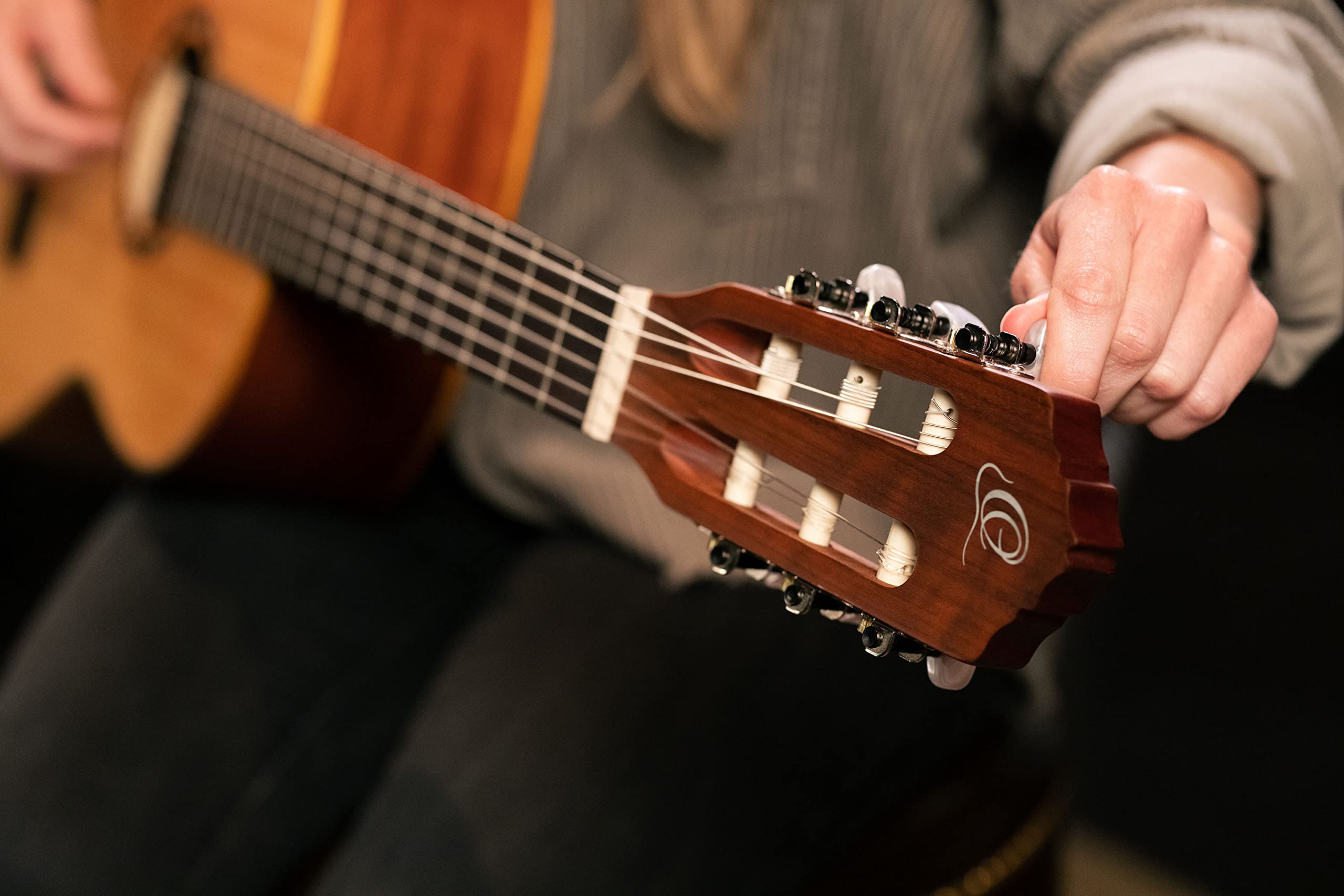 Ortega Guitars Chitarra Concerto Slim Neck Full Size - Serie Family - include Gig Bag - top in mogano/abete (R121SN)
