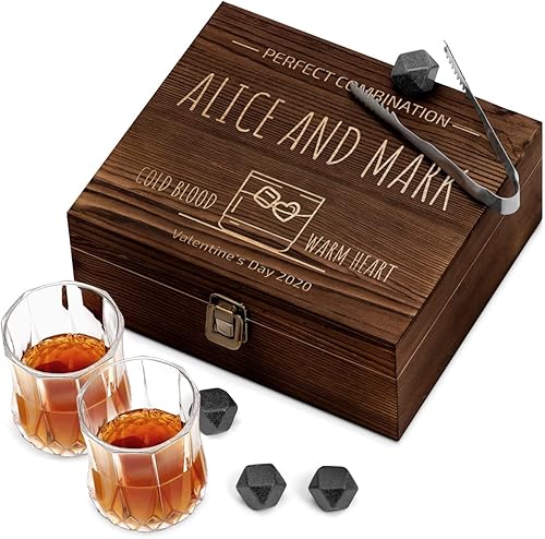 Maverton - Juego de regalo de piedras de whisky - Rocas escalofriantes en caja de madera grabada - 8 cubitos de hielo reutilizables con 2 vasos -