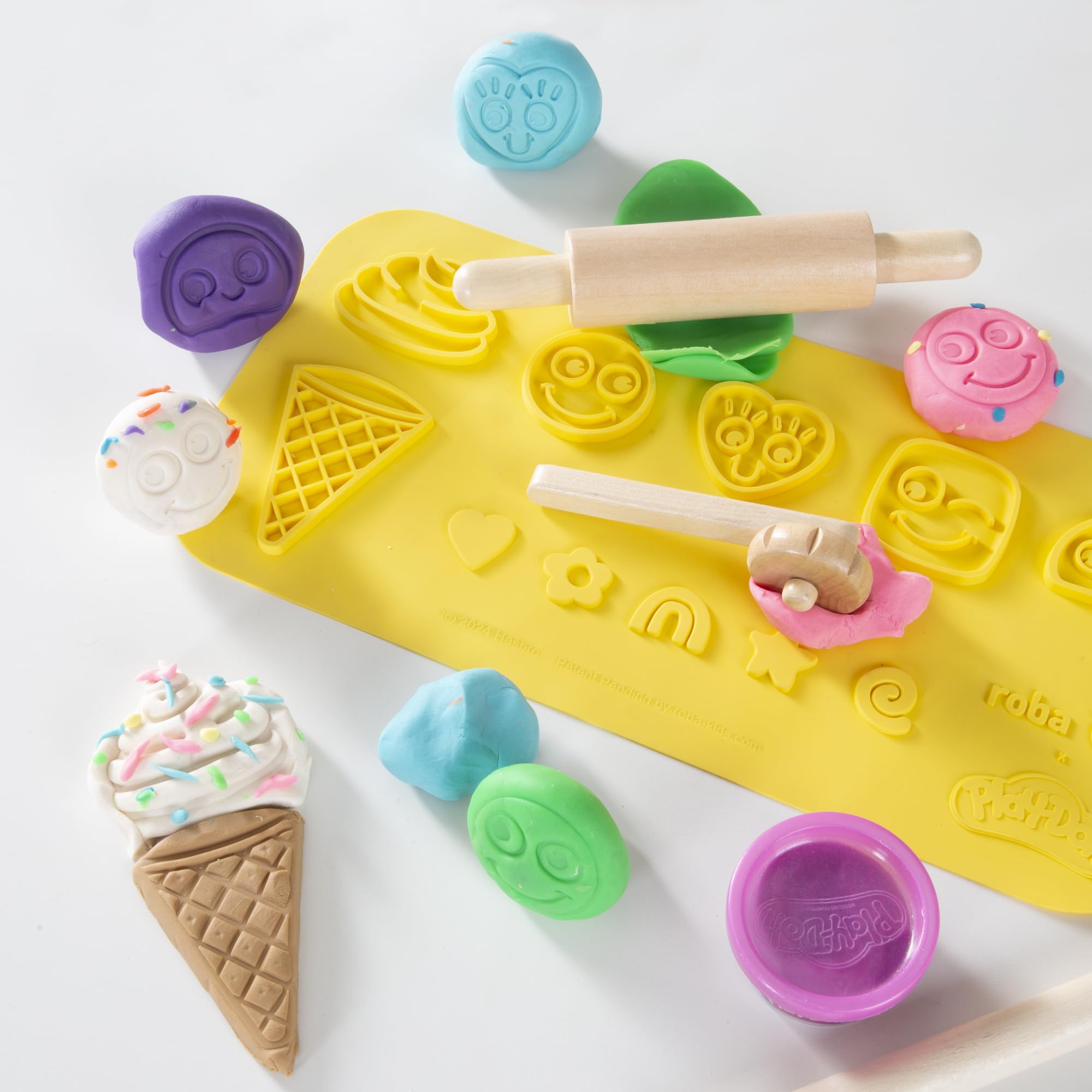 roba x Play-Doh Gelateria - Giocattolo in Legno Certificato FSC - 12 Barattoli di Plastilina, Attrezzi in Legno, Grembiule e Tappetino 3D - da 3 Anni