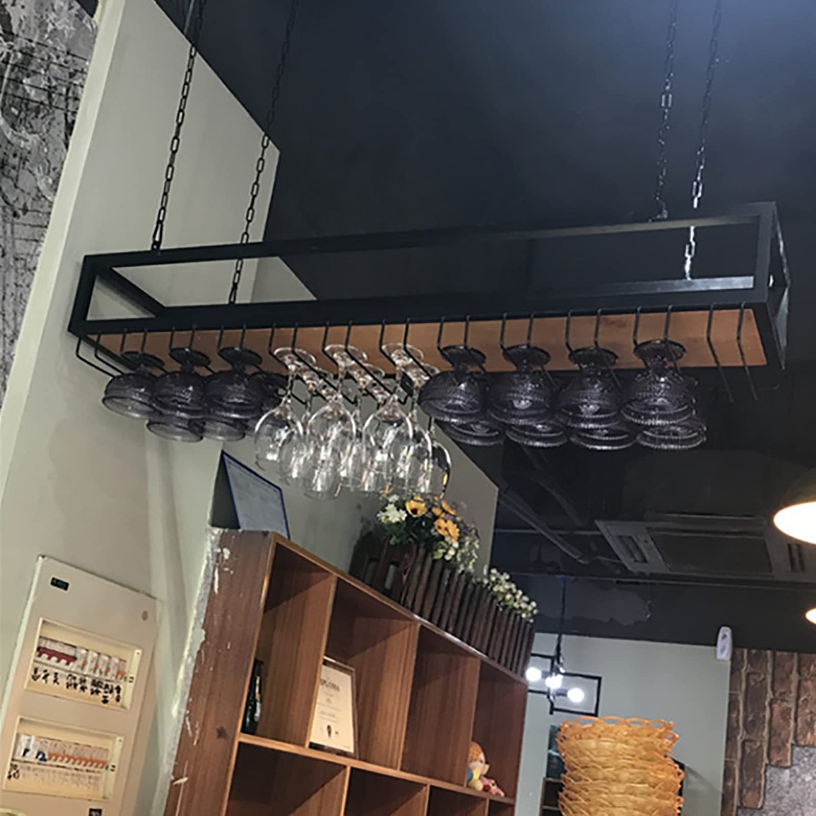 Étagère à vin de plafond réglable pour gagner de la place dans une petite cuisine