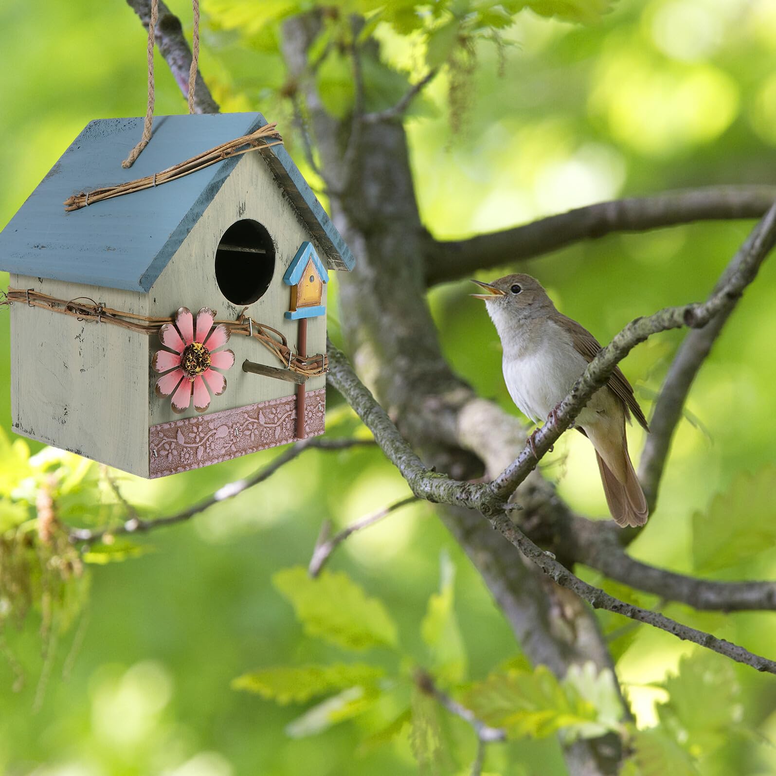 Hängendes Gartenvogelhaus aus Verbundmaterial mit Einzigartigem Design und Grünem Farbakzent für Wildvögel und Papageien im Garten der Terrasse