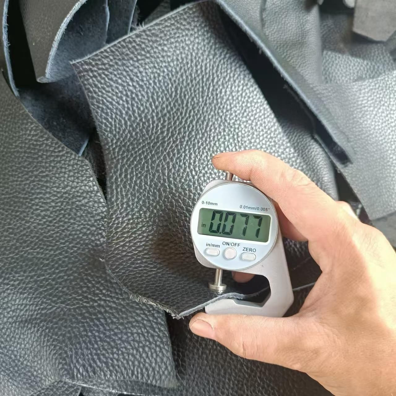 Black Leather Scraps, 1.0-2.0mm (2.5-5 oz) Thick, Leather Pieces for Purses, Key Chains, Journal Covers, DIY Projects (1, Pounds)