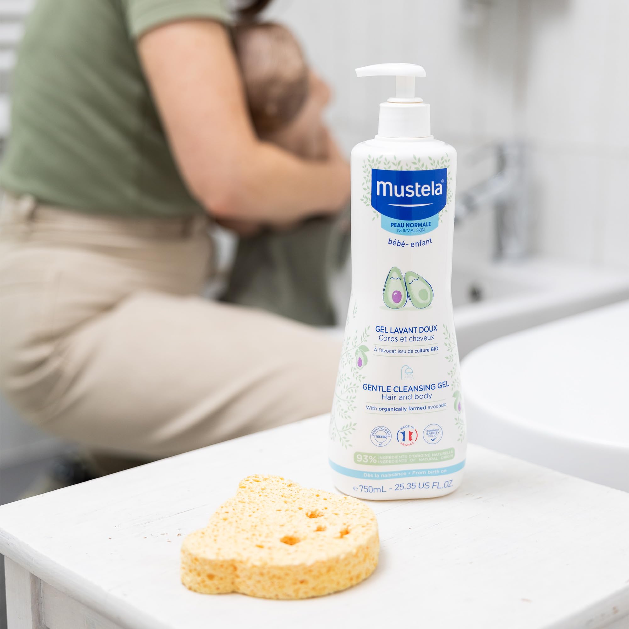 Mustela Detergente Delicato, Corpo e Capelli, per Neonati, Bambini, Adatto a tutta la Famiglia - Deterge Delicatamente e Non Brucia agli Occhi, 93% Ingredienti di Origine Naturale (750ml)