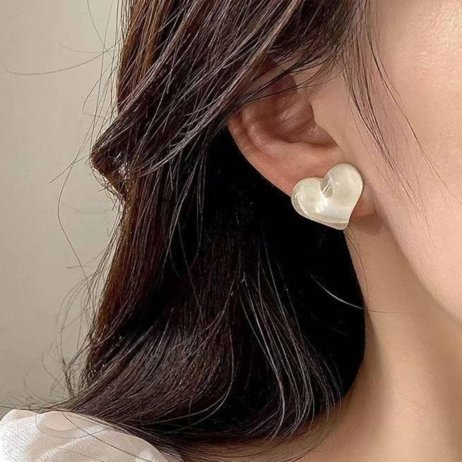 Vintage Puffed Heart Love Earrings Clear Acrylic Heart Stud Earrings White Resin Love Drop Minimal Stud Statement Jewelry for Women - Image 2