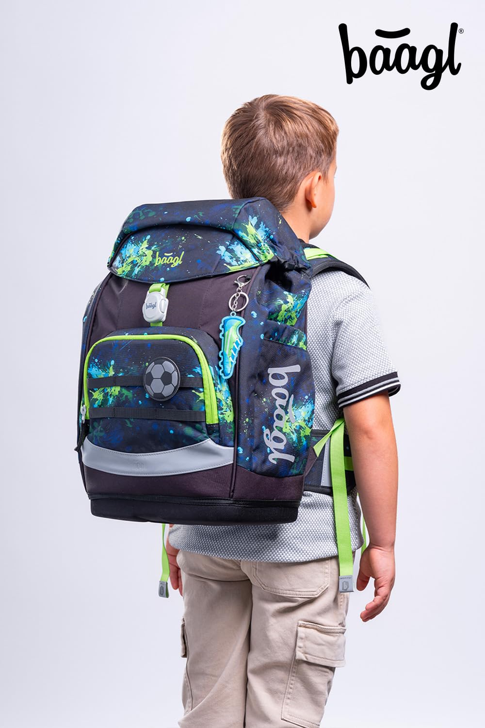 Baagl Schulranzen für 1. Klasse Jungen, Airy Plus Schulrucksack mit Ergonomischem Rückensystem & Abnehmbarem Hüftgurt, Ultraleichte Schultasche Kinder für Grundschule, Volksschule (Fußball)