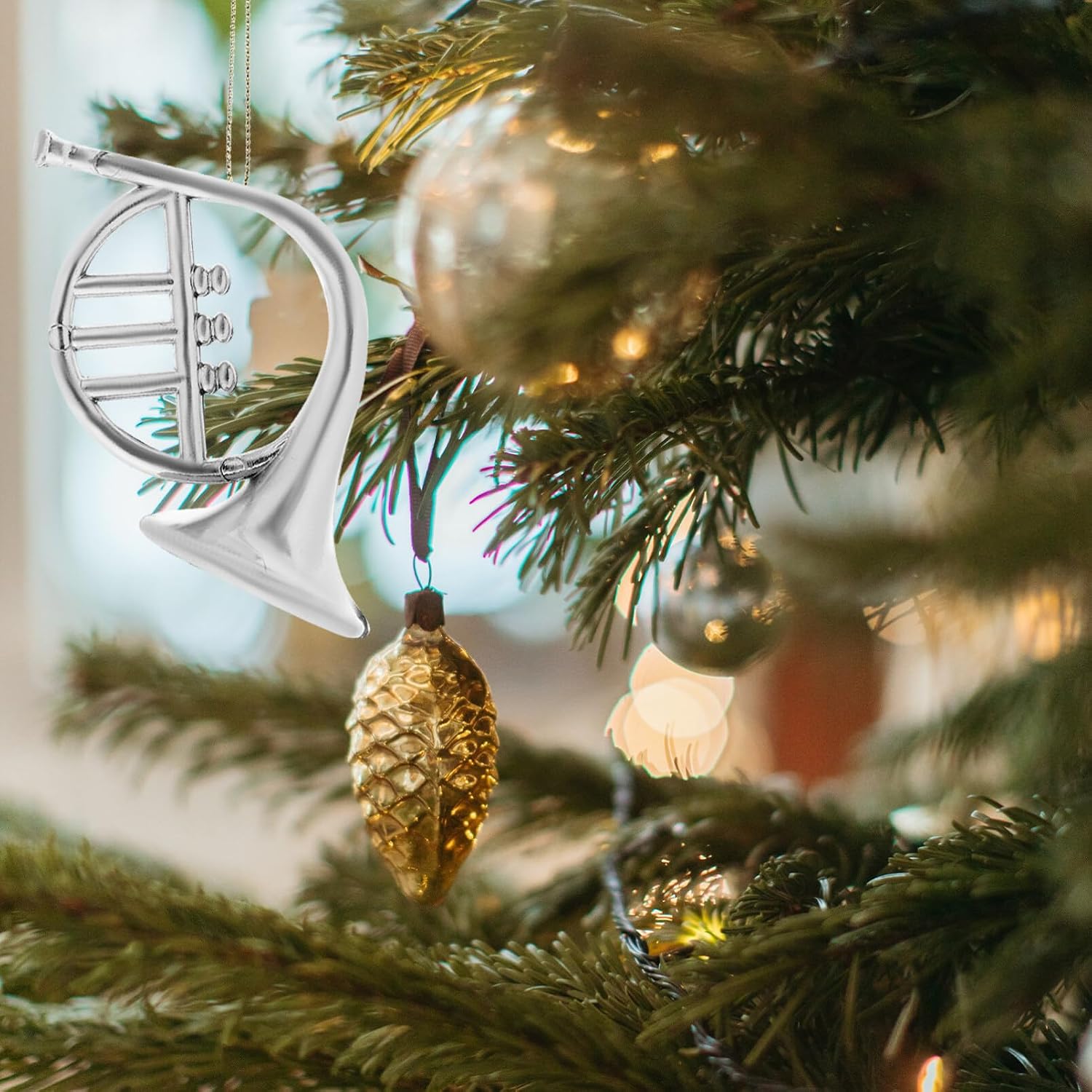 HOMSFOU 20pcs Christmas French Horn Musical Instrument Hanging Ornament Plastic Mini Violin Model Xmas Tree Hanging Pendant for Christmas DIY Wreath Party Home Decor Silver