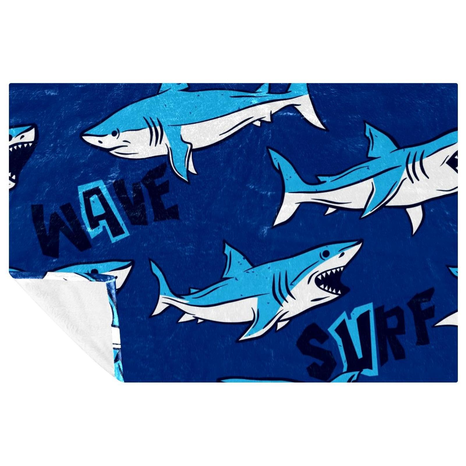 Couverture requin sur fond bleu idéale pour vos sorties à la plage