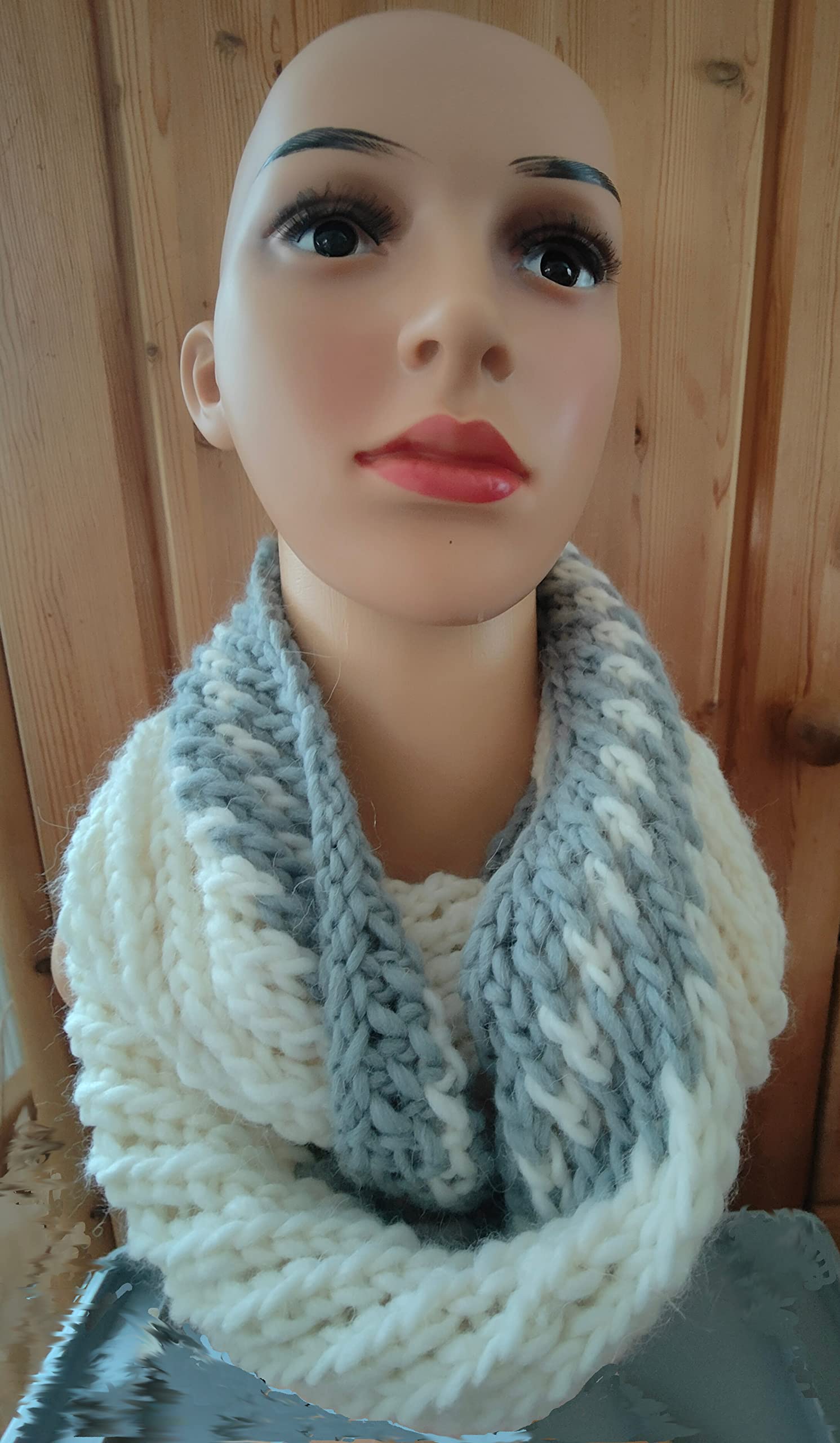 Wollschal Loop XXL ca. 122 cm lang Schal handgestrickt wollweiss/grau Schlauchschal Loopschal Rundschal Schlauchtuch gestrickt