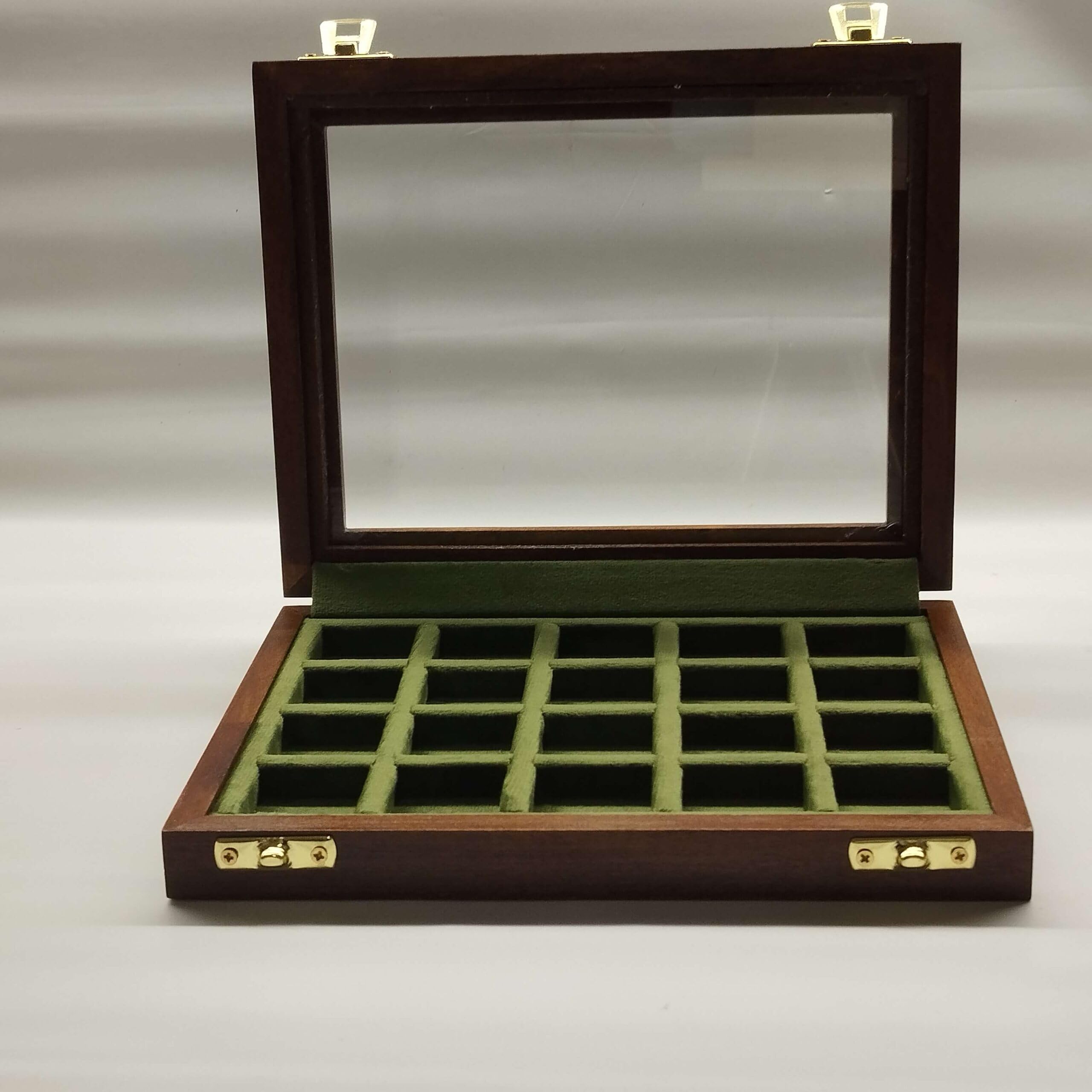 Vitrina Numismática Artesanal de Madera y Terciopelo para Monedas de Colección — Estuche Expositor para Marengos, Follis, Monedas Romanas Antiguas y de Plata