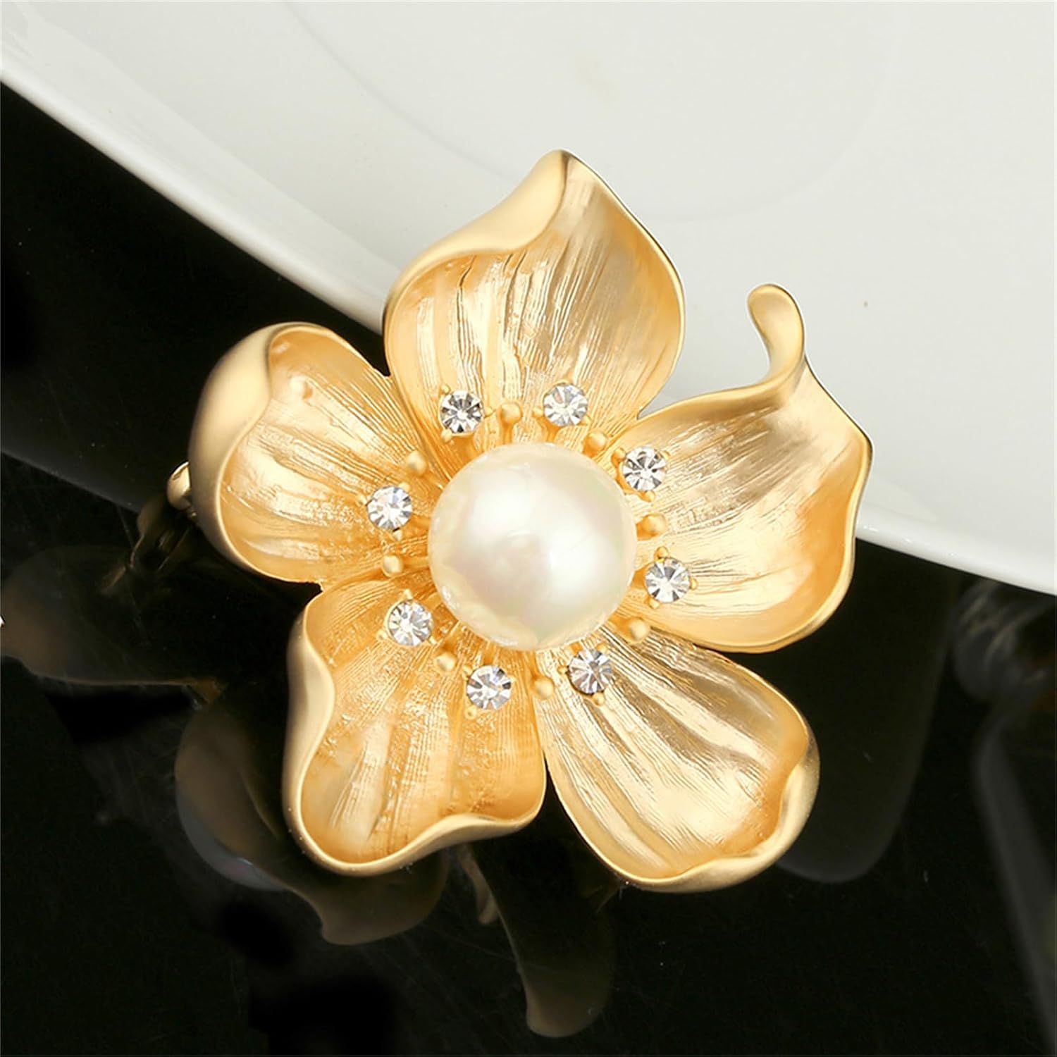 WCRAZYE Yellow Flower White Pearl Brooch for Women Girls Gold Autumn Flower Pins for Mother Wife GF Wedding Bridal Bouquet Party Christmas Valentine's Day