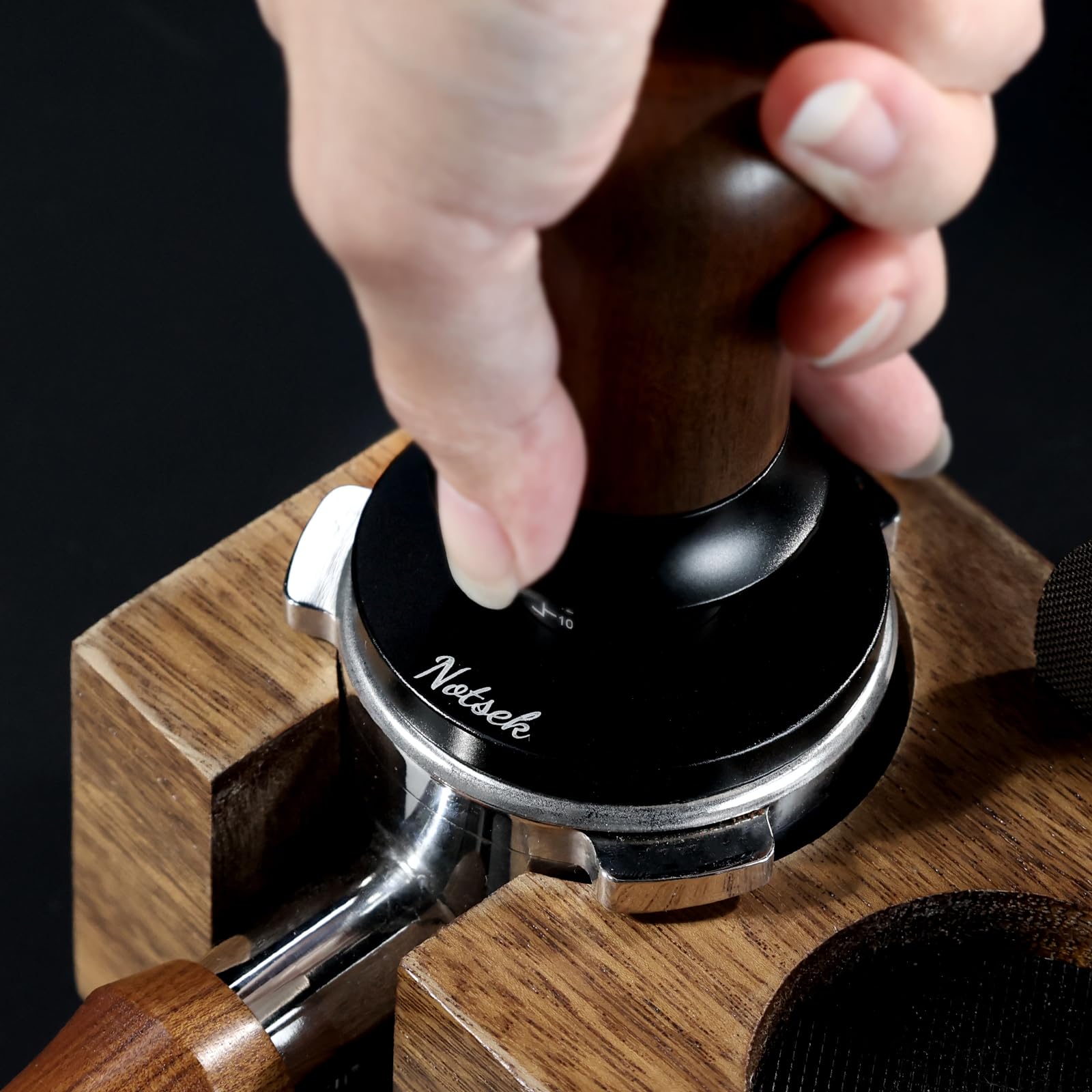 NOTSEK Tamper 58 mm, 30 lbs regulador de presión para café expreso, autonivelante, madera de nogal, calibrado, pluma de café con base de acero inoxidable para portafiltros de 58 mm