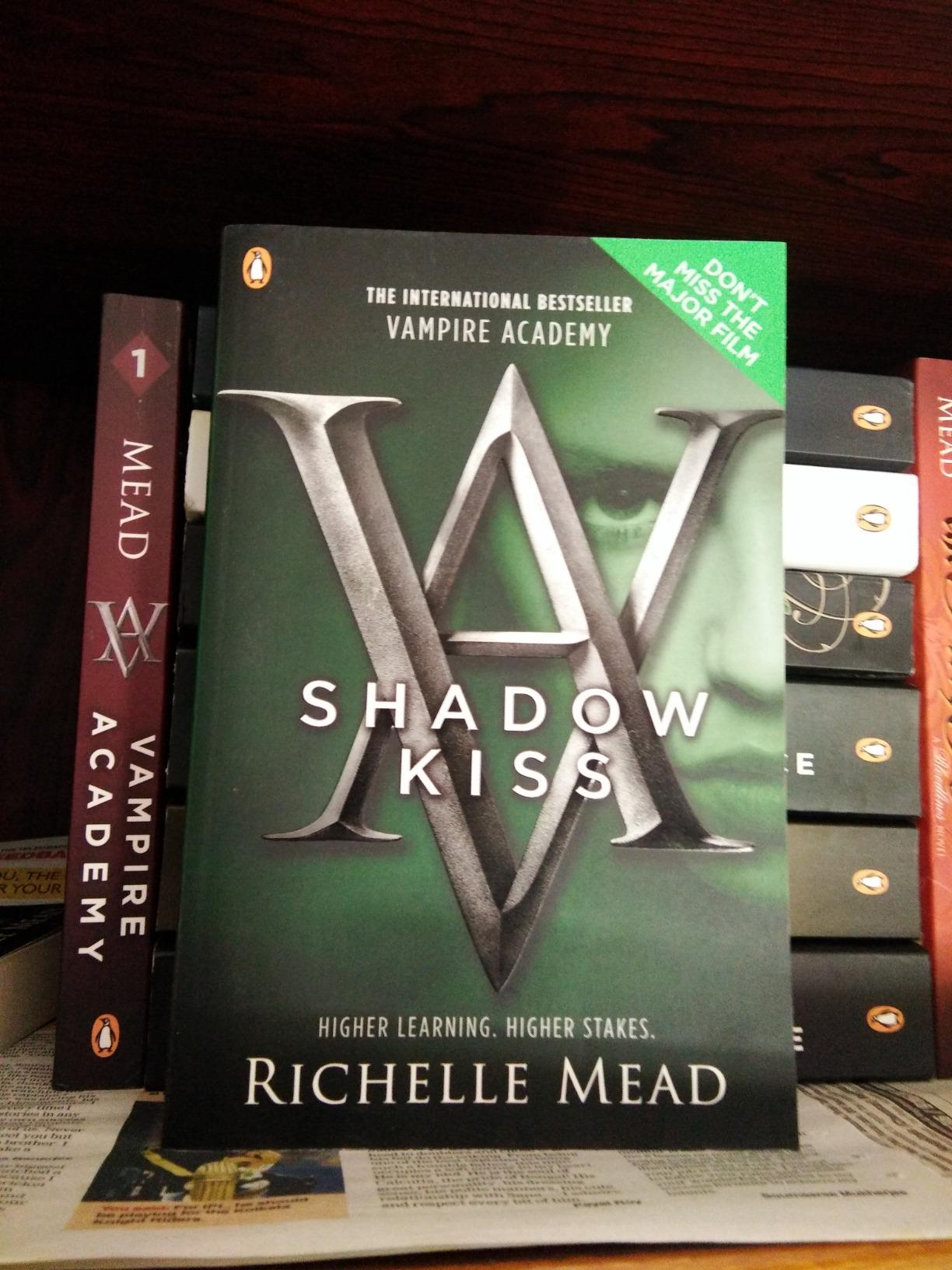 Vampire Academy: Shadow Kiss (book 3) : Richelle Mead: Amazon.in: Books
