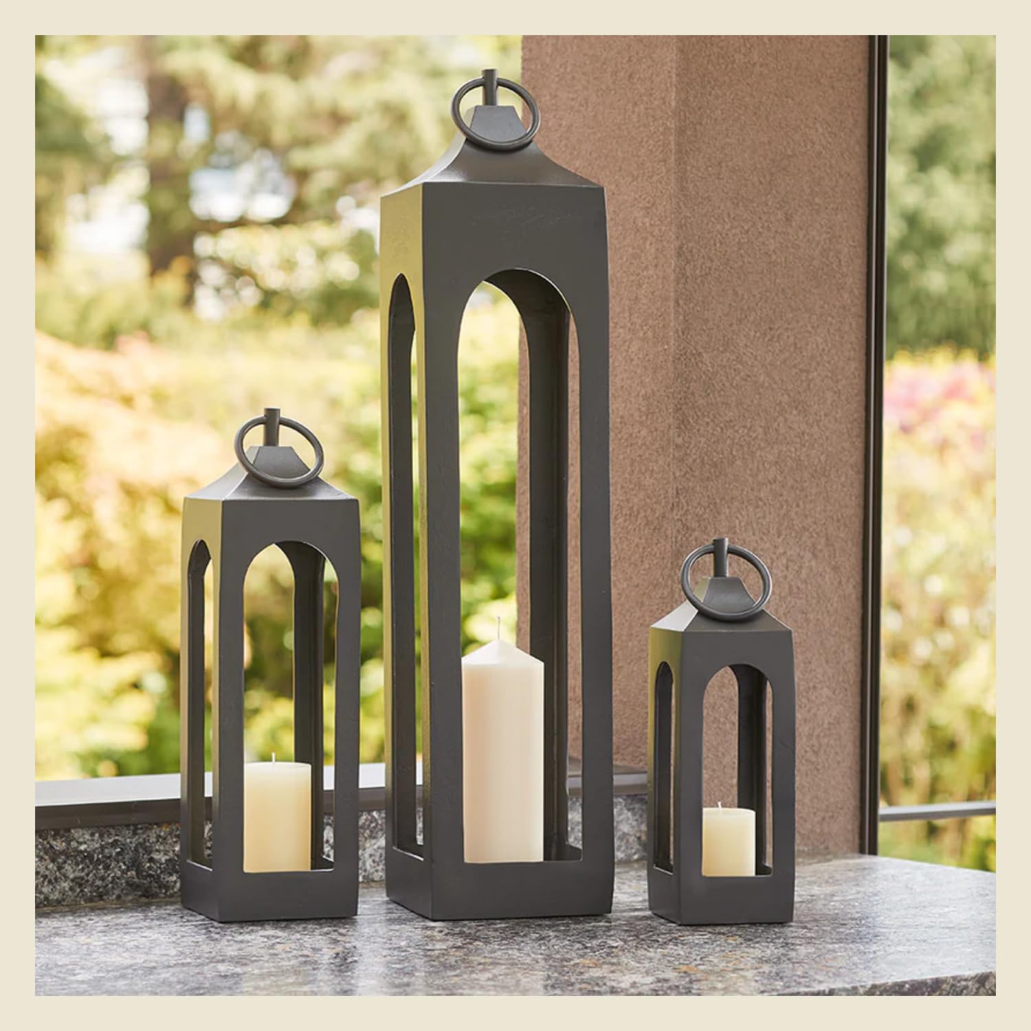 CG Hunter Farol negro mediano, farol decorativo de metal rústico con paneles de vidrio, portavelas para interiores y exteriores, decoración del hogar para patio, jardín y mesa, linterna colgante para