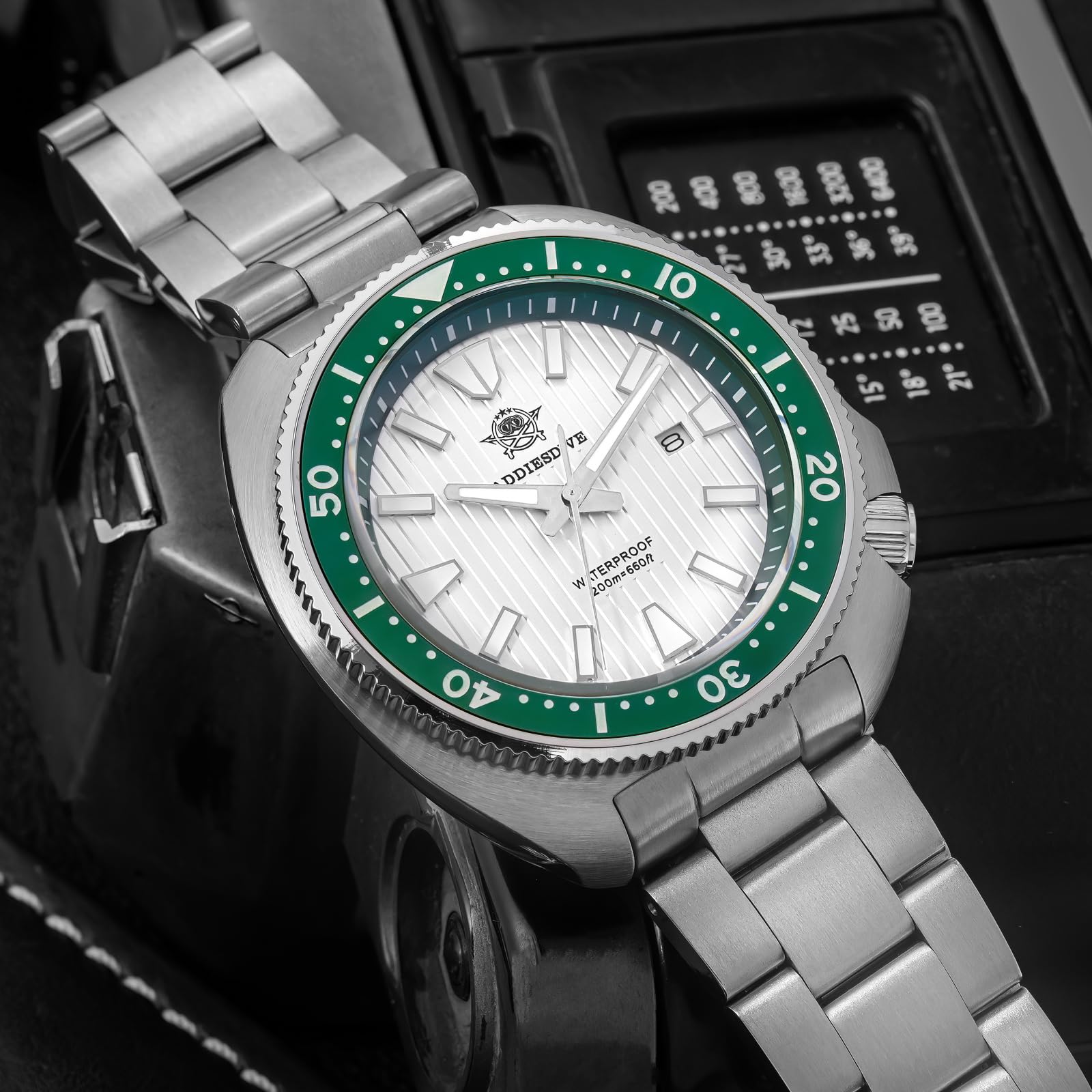 ADDIESDIVE Reloj de Buceo para Hombres 200m Cristal de Zafiro Esfera con Patrón 3D de Persianas Bisel de Cerámica Luminoso Movimiento de Cuarzo japonés Reloj de Acero Inoxidable AD2507