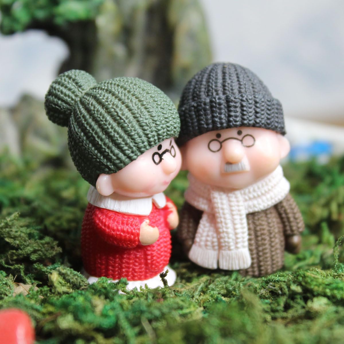 Wonderland Miniature Couple Set for Miniature Garden Decor (Bonsai, Plant décor, Miniature Toys) (Old Couple in Sweater) (B099NL7GQ1) Amazon Price History, Amazon Price Tracker
