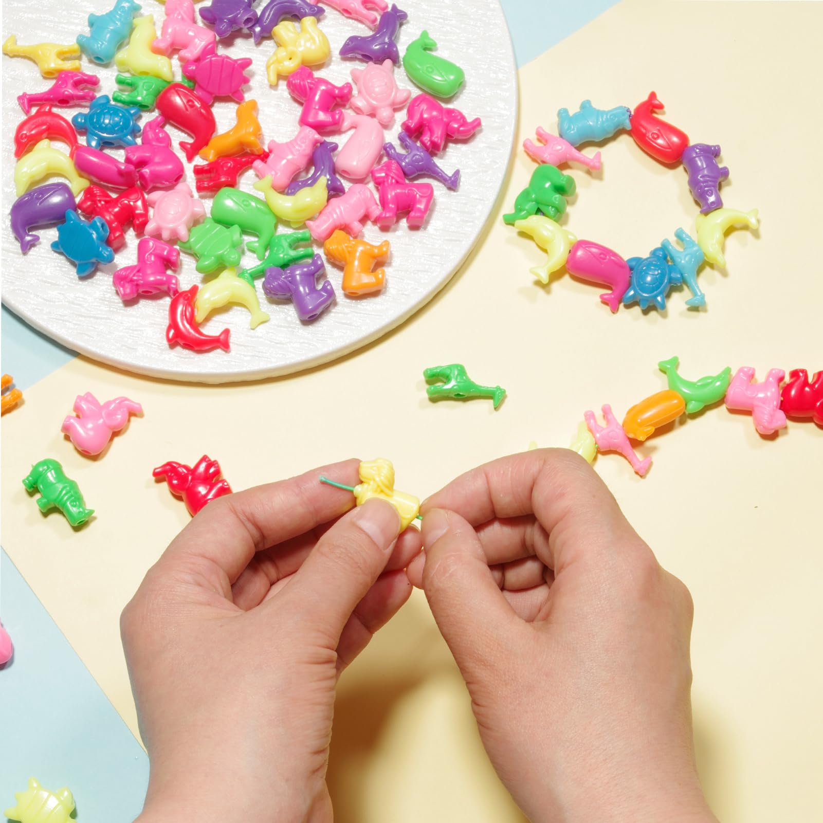 羊のビーズチャーム　素敵な逸品 羊とベルフラワーとビーズボールのチャーム - シトラスグリーン