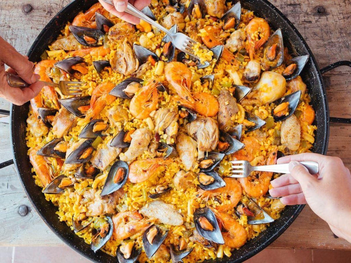 Royal Swiss - Paella antiadherente de mármol, 32 cm, negro con asas rojas