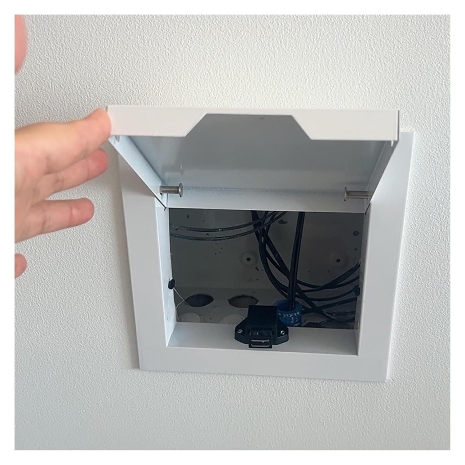 Trampilla de inspección para ocultar cables en el baño 6x6"