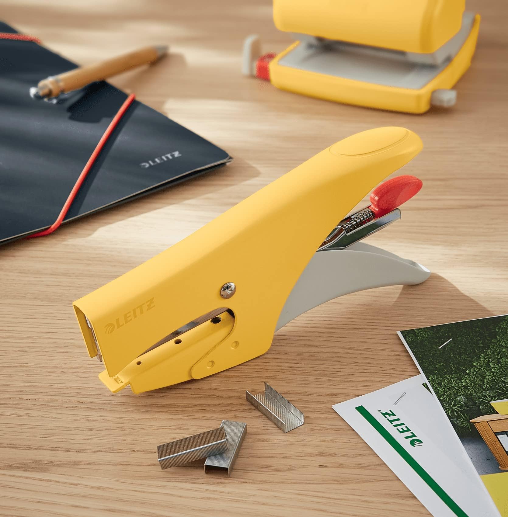 Leitz Cucitrice a Pinza, Capacità fino a 15 Fogli, Caricamento Posteriore, Include Punti P2 (No. 10), Gamma Cosy, 56450019, Giallo (Caldo)