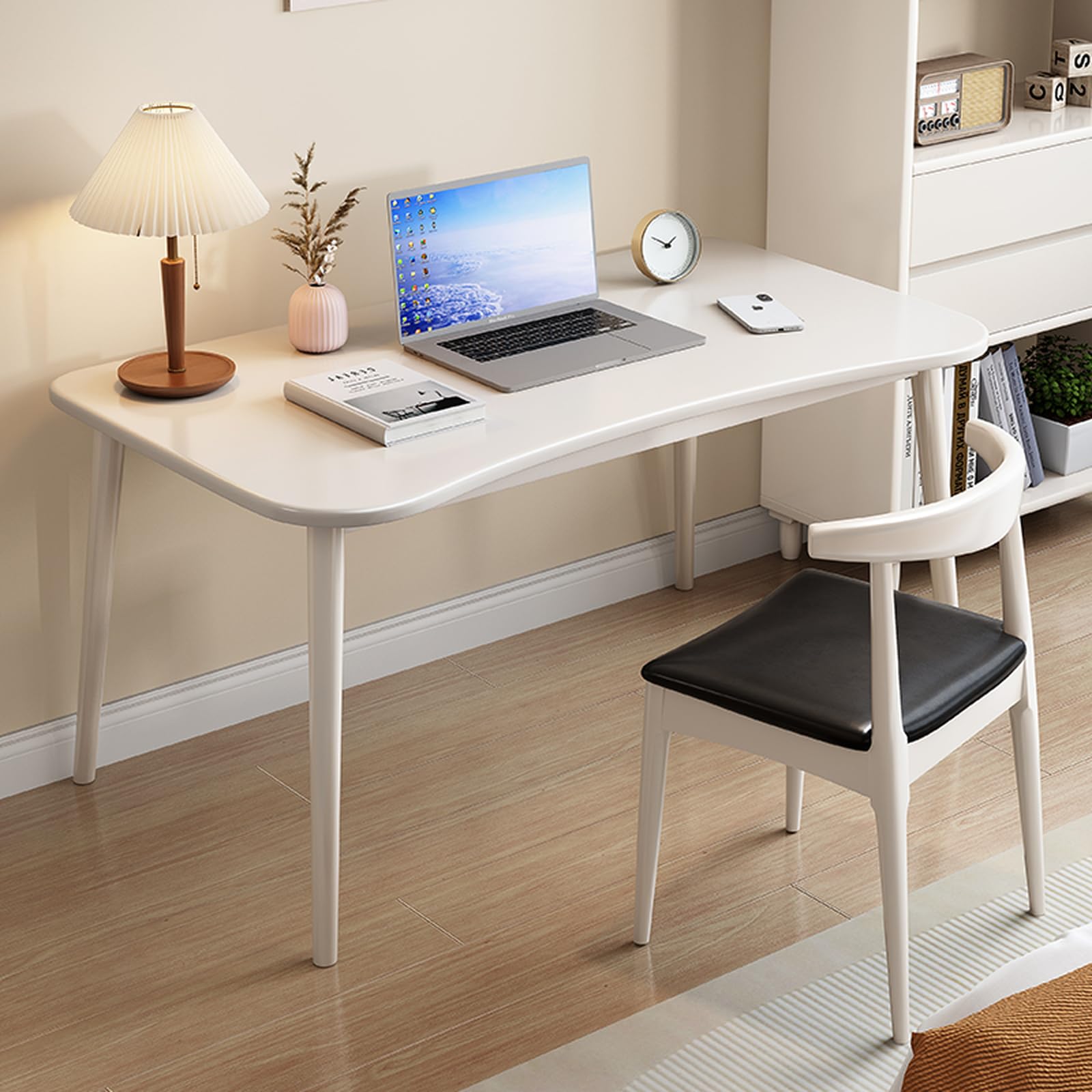 Bureau d'ordinateur en bois massif pour créer un coin télétravail chaleureux