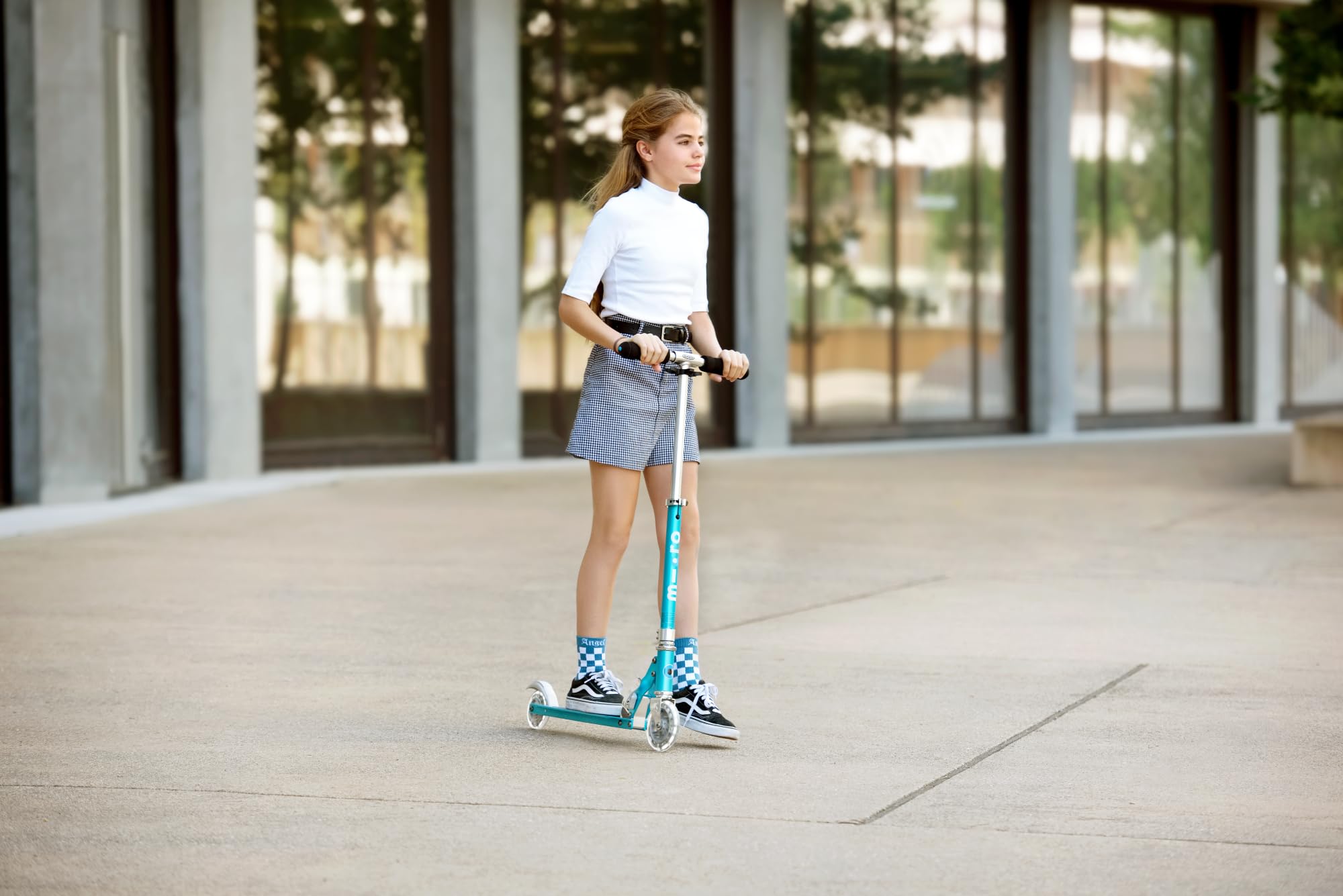 Micro® | Micro Sprite LED Scooter 2 Ruedas Niños | Patinete y Puños Plegables | Ruedas con iluminación LED | Ligero y Regulable en Altura | +5 Años | Niños y Niñas