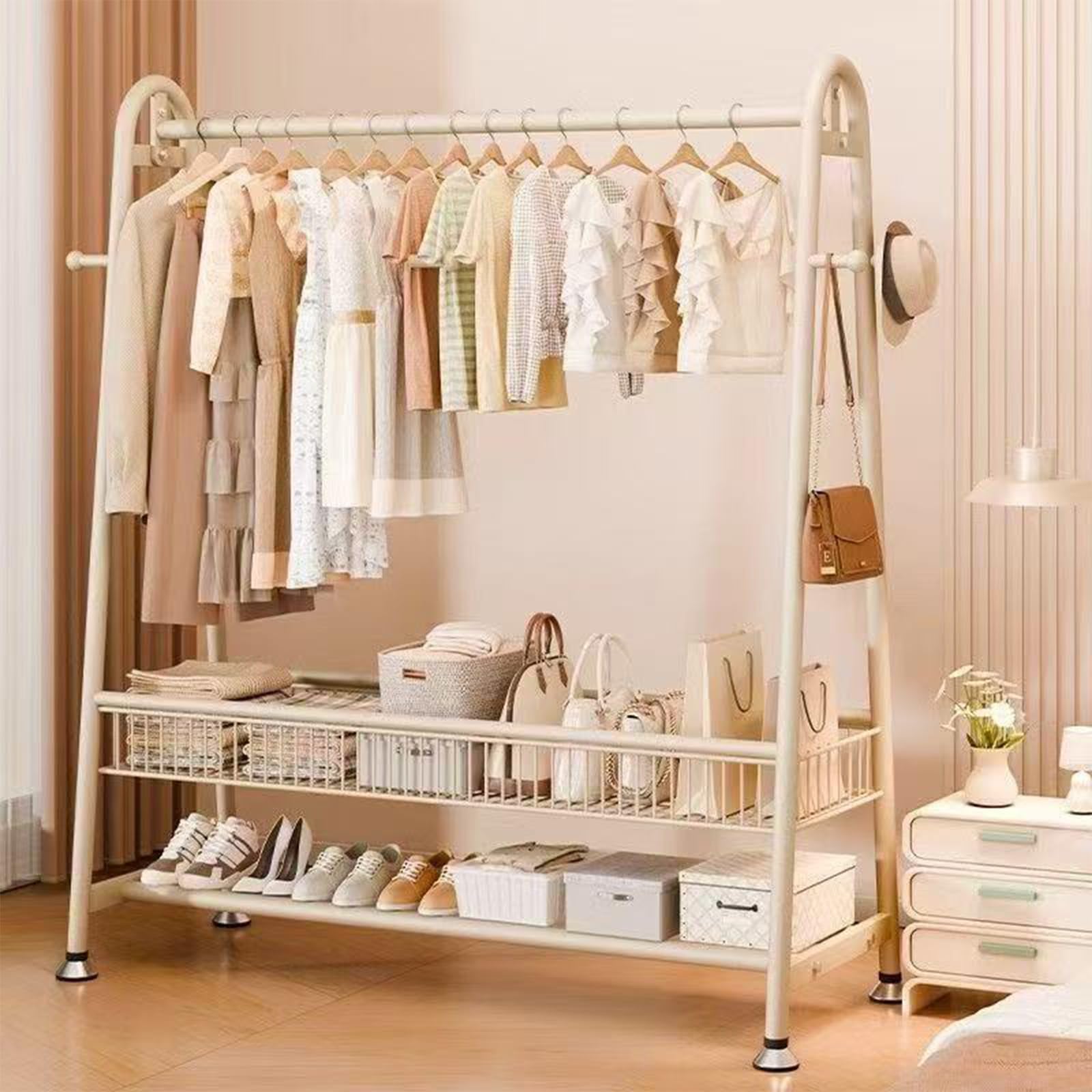 Porte-vêtements avec étagères pour maximiser l'espace dans les petits studios