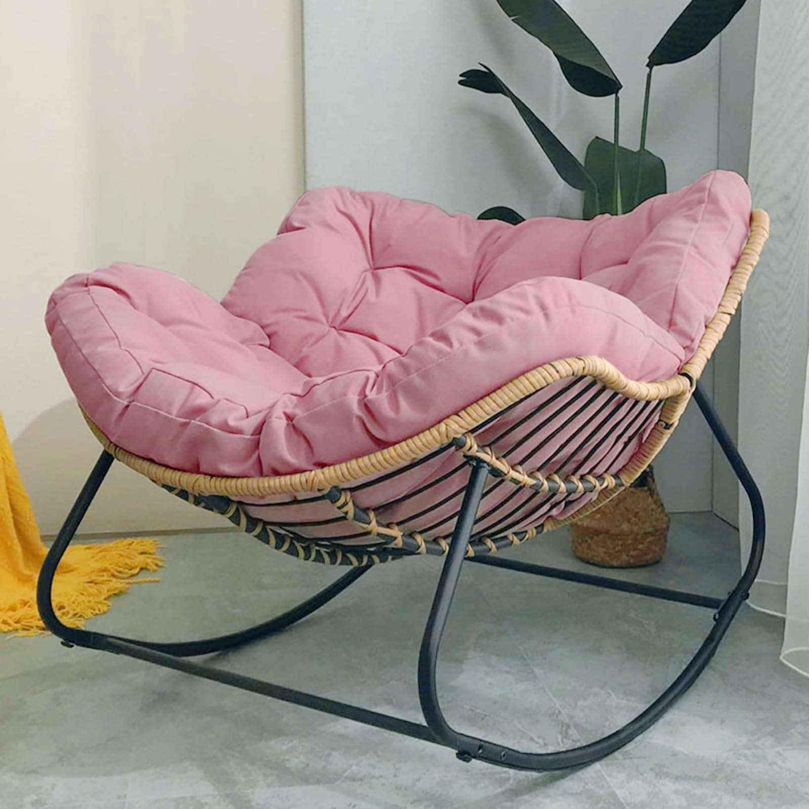 Fauteuil relax de porche en osier tressé main et son coussinage luxueux grand confort