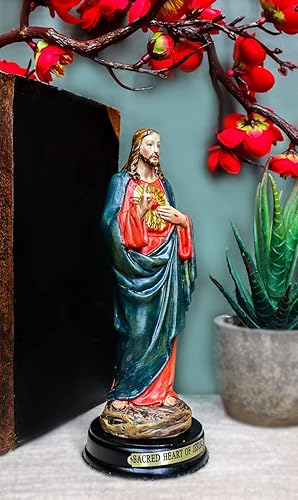 Miniatura 8 de Ebros Gift Estatua de Jesucristo de Iglesia católica con corazón sagrado con latón chapado en latón, nombre de título base de madera, 5 pulgadas de